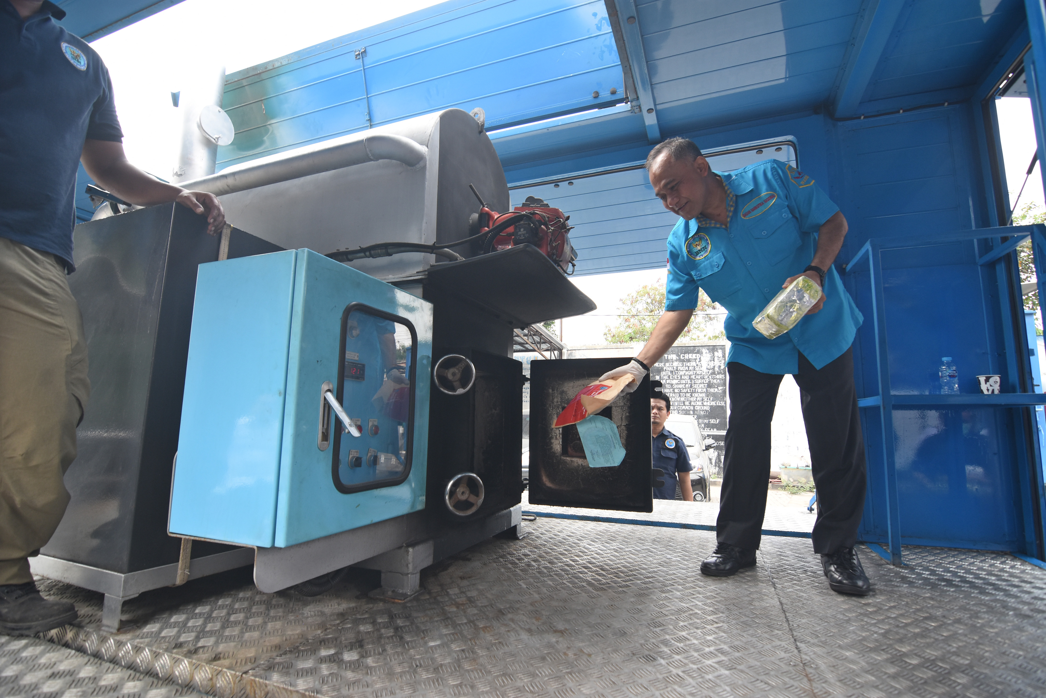 PEMUSNAHAN NARKOTIKA DI BNN: Kepala Badan Narkotika Nasional (BNN) Komjen (Pol) Heru Winarko memusnahkan barang bukti narkotika jenis sabu 