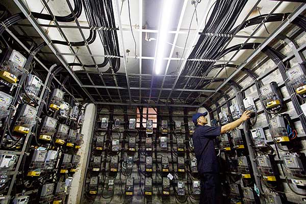 Petugas merapihkan meteran listrik pada sebuah rumah susun di Jakarta