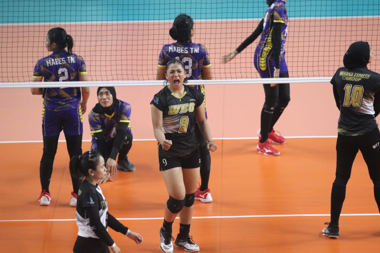 Para pemain tim  putri Wahana Express Group (depan) meluapkan kegembiraan setelah mereka masuk.