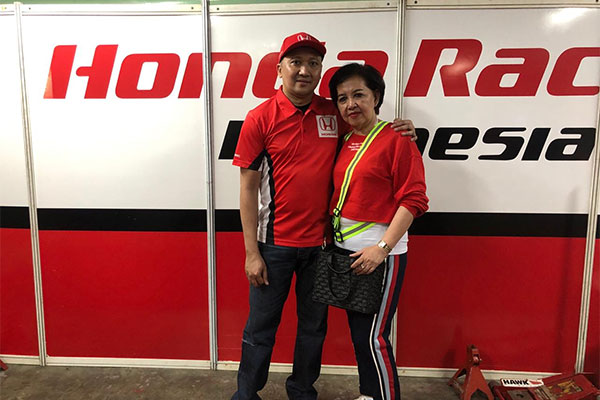 Alvin Bahar dan ibundanya Evi Bahar usai memenangi ISSOM night race