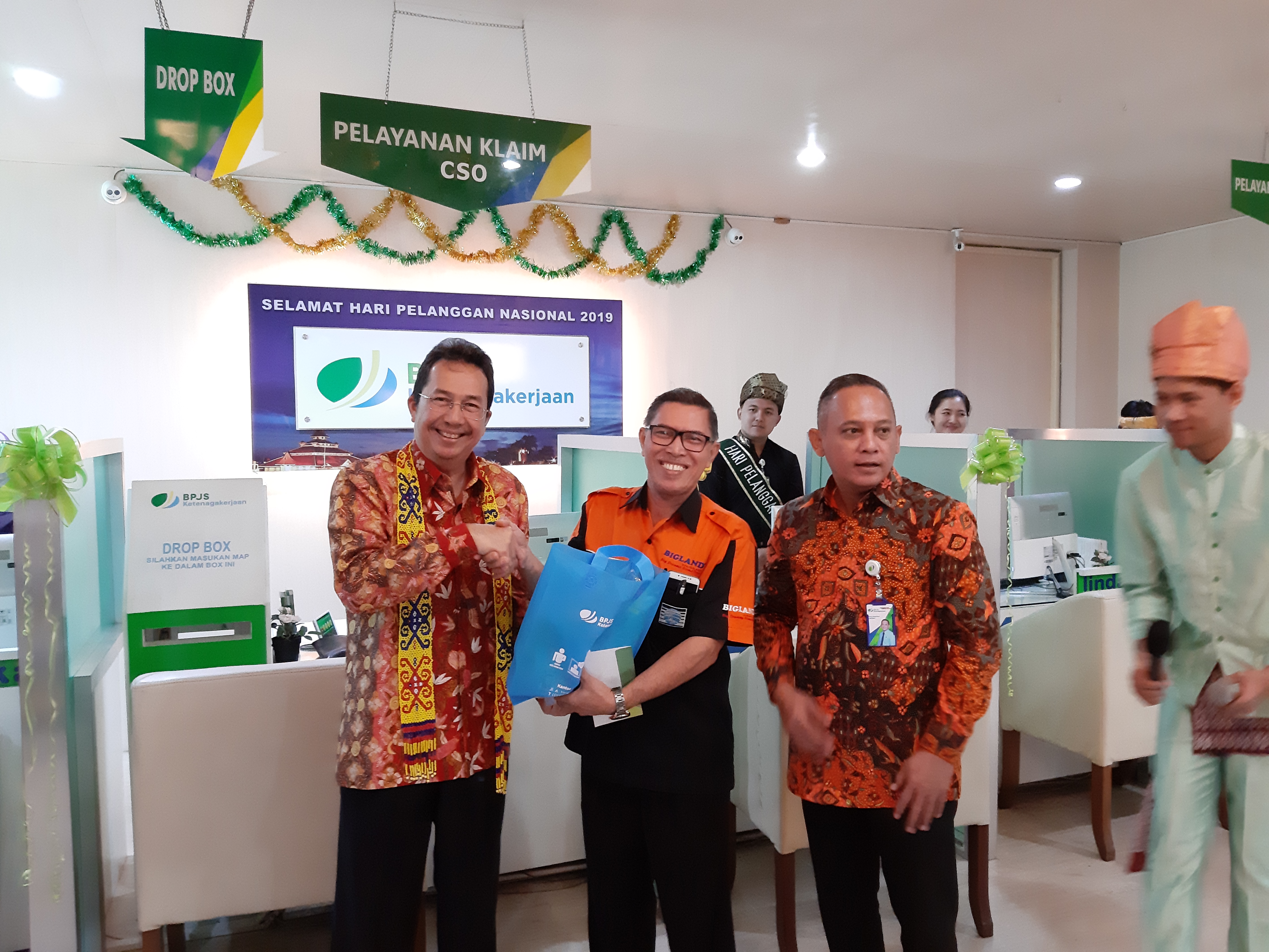 Direktur Kepesertaan BPJS Ketenagakerjaan (TK), E Ilyas Lubis mengunjungi kantor cabang BPJS TK Kalimantan Barat di Pontianak, Rabu (4/9).