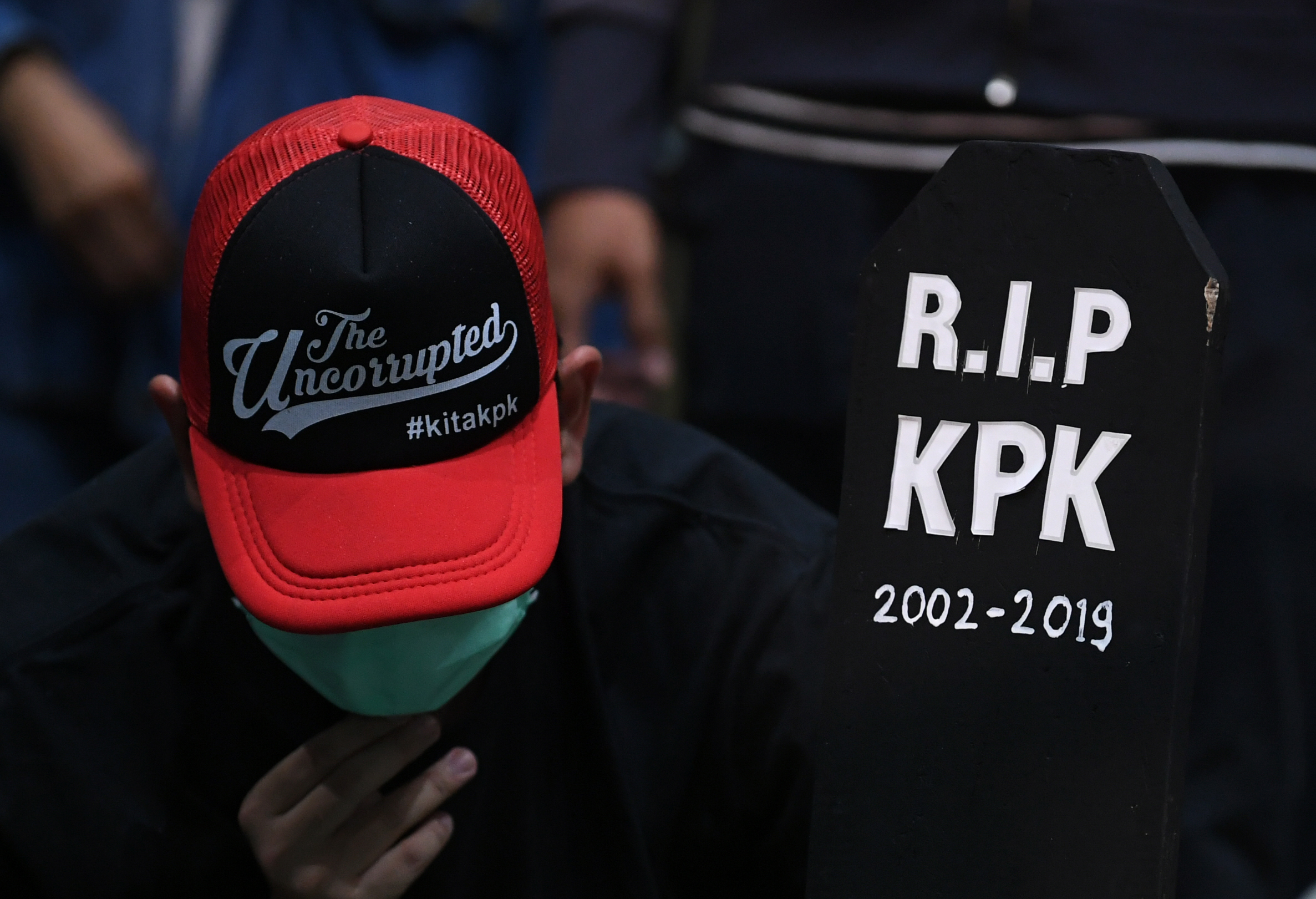 Anggota Wadah Pegawai KPK membawa nisan bertuliskan RIP KPK saat melakukan aksi di gedung KPK Jakarta, Selasa (17/9).