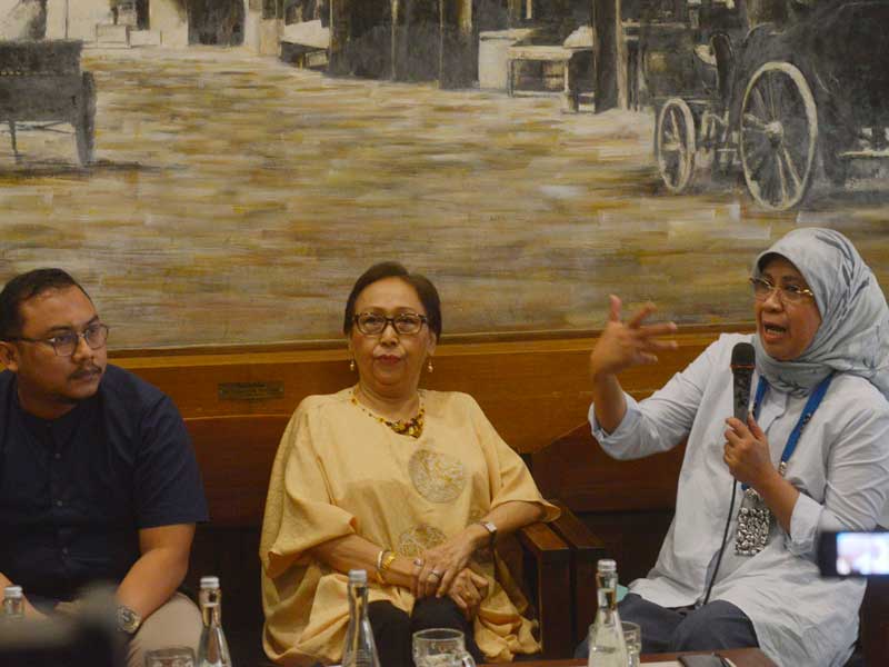 Anggota DPR Andi Yuliani Paris (kanan), Ketua Kode Inisiatif Veri Junaidi (kiri), dan aktivis perempuan Yuda Irlang (tengah) .