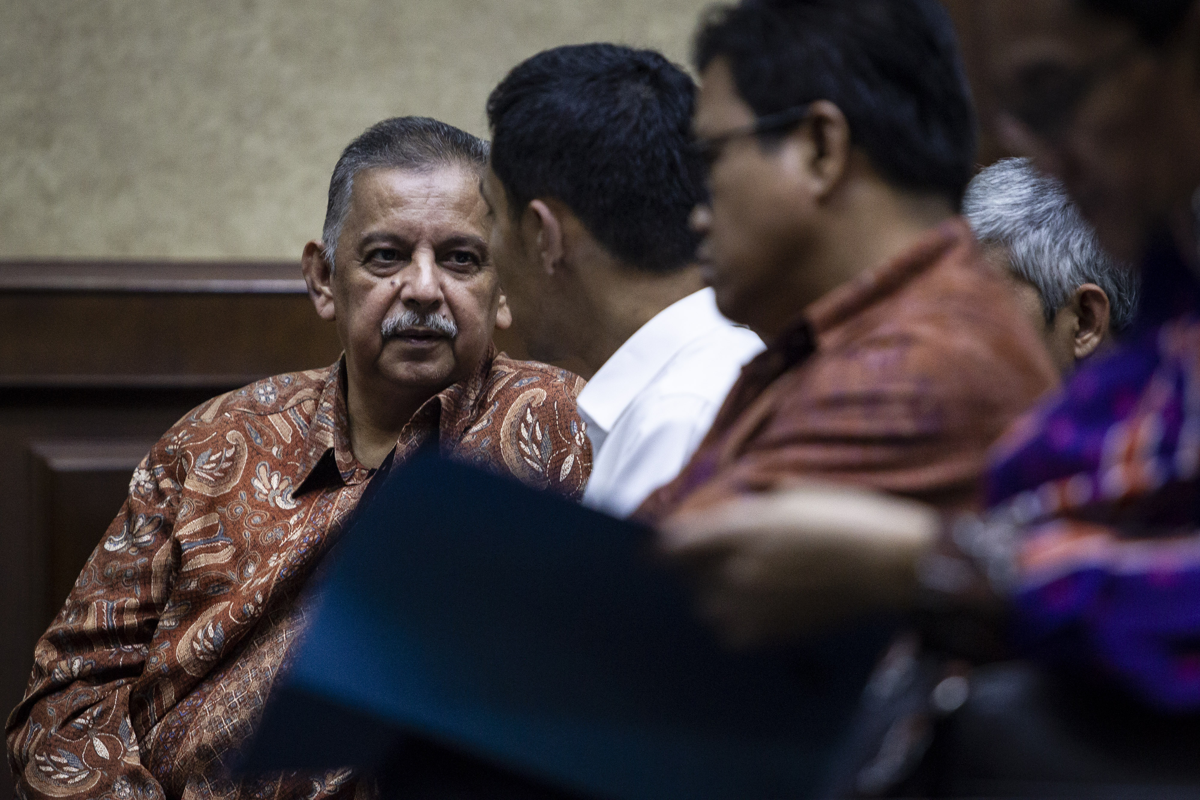 Terdakwa kasus dugaan suap proyek PLTU Riau-1 yang juga mantan Dirut PLN Sofyan Basir (kiri).
