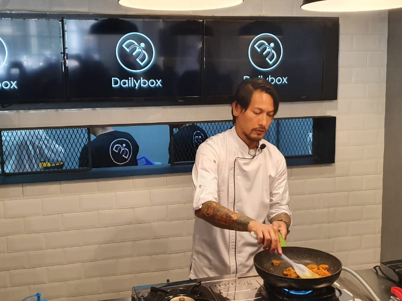 Chef Juna mendemonsrasikan memasak ayam woku menjadi ricebox.