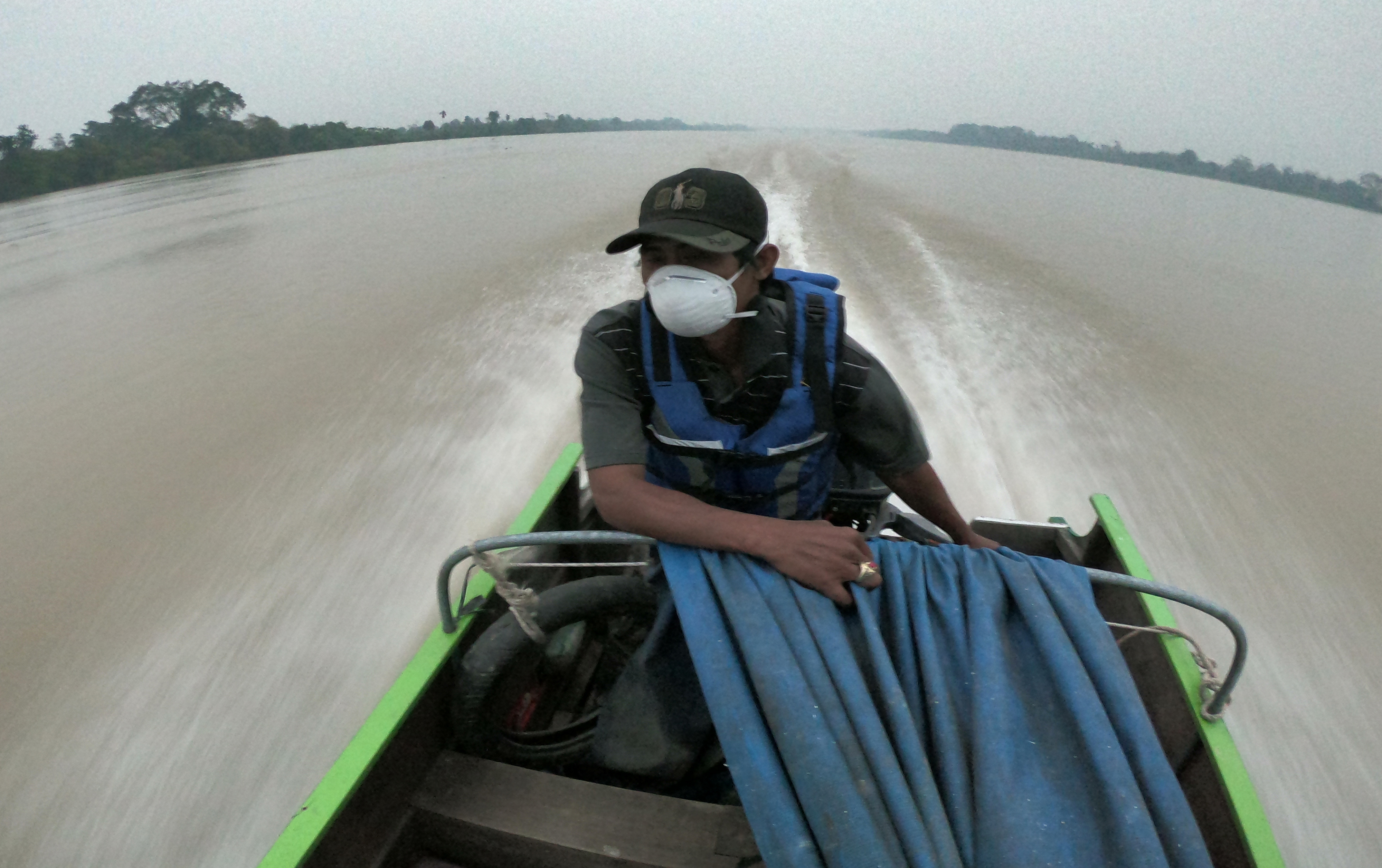 Kabut asap akibat karhutla mulai mengganggu jarak pandang pelayaran di Sumatra dan Kalimantan. 
