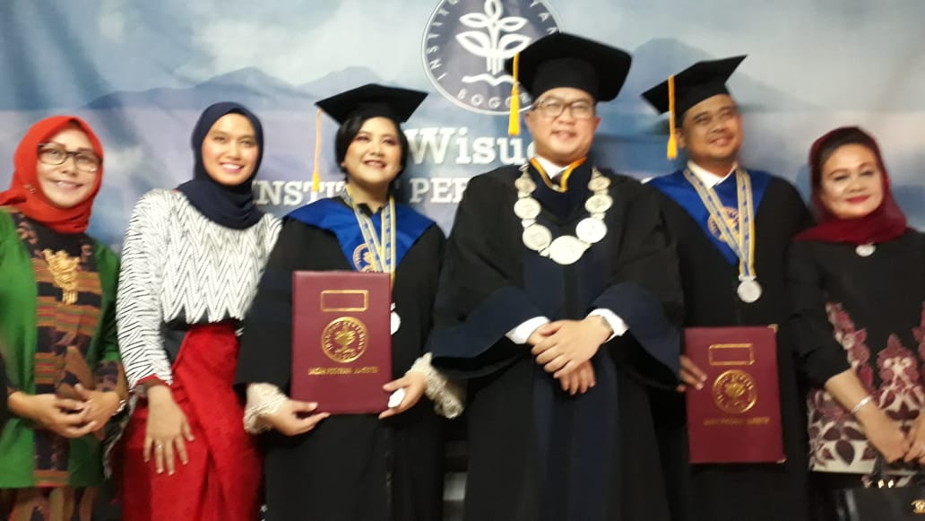 Kahiyang Ayu dan Bobby Nasution menjalani wisuda di IPB University