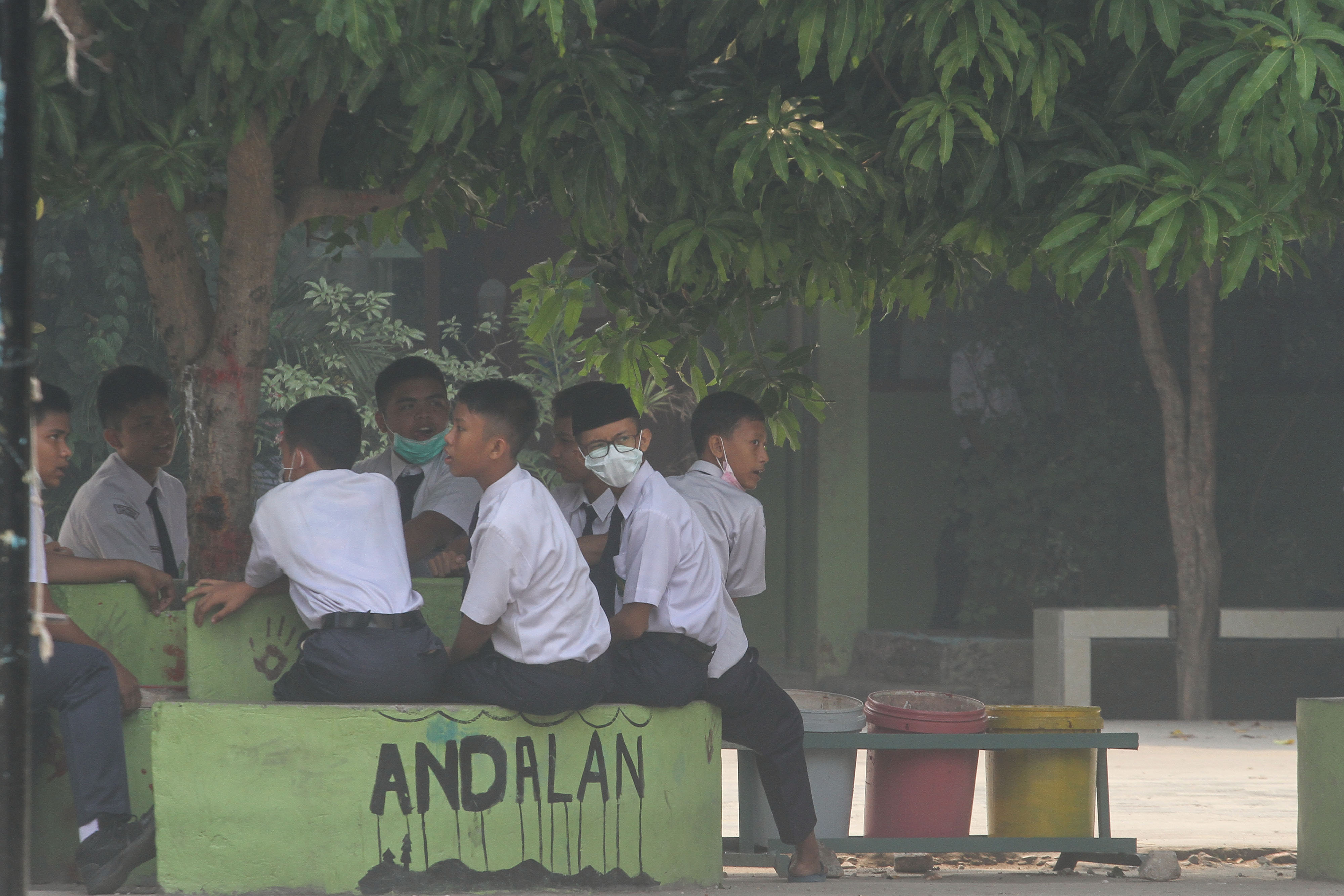 SISWA SEKOLAH DILIBURKAN KARENA KABUT ASAP