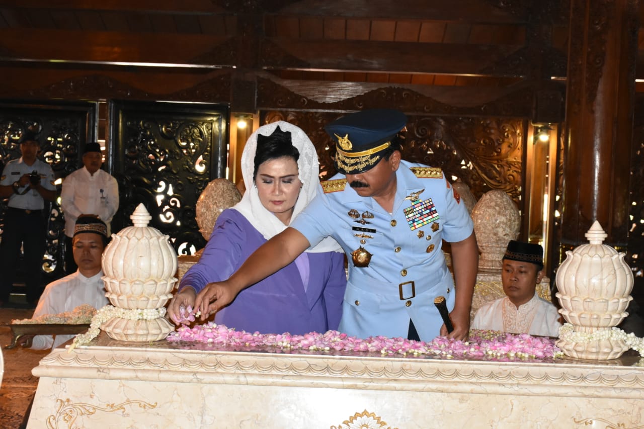 Panglima TNI Hadi Tjahjanto ziarah ke Makam Presiden ke-2 RI di Astana Giri Bangun