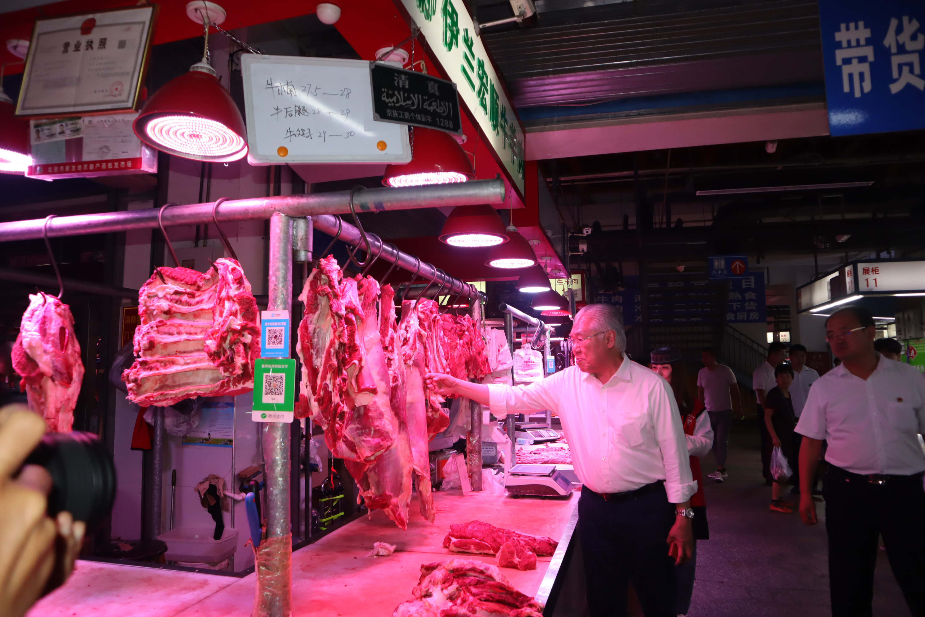 Menteri Perdagangan RI Enggartiasto Lukita melihat-melihat daging halal yang dipajang di kios Pasar Induk Xinfadi, Beijing