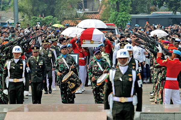 Prajurit Tentara Nasional Indonesia (TNI) melepaskan tembakan salvo sebagai penghormatan kepada jenazah Presiden ke-3 RI BJ Habibie
