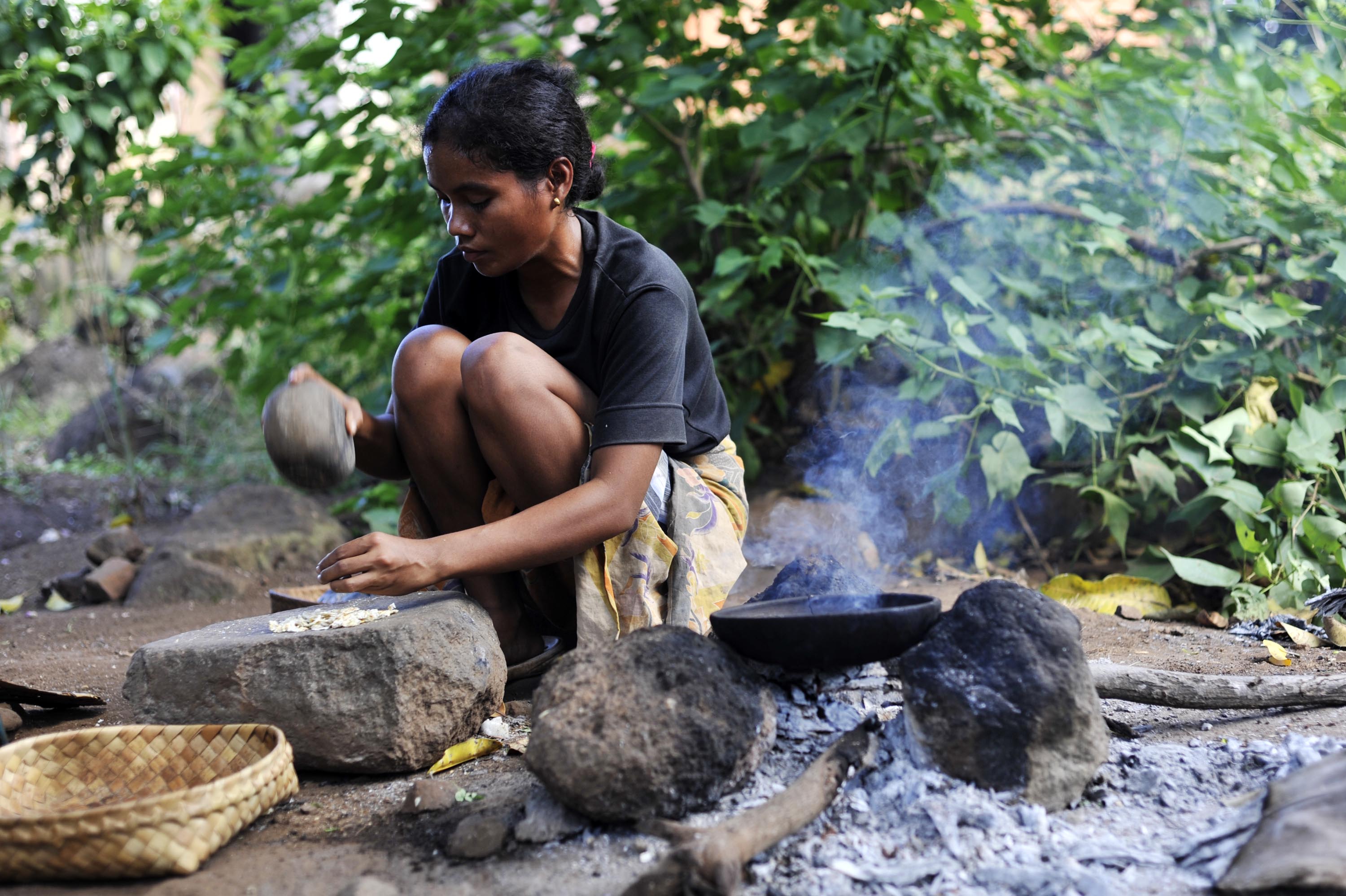 Seorang wanita menumbuk jagung untuk dikonsumsi, di Desa Mudakeputu, Ile Mandiri, Flores Timur, Nusa Tenggara Timur.