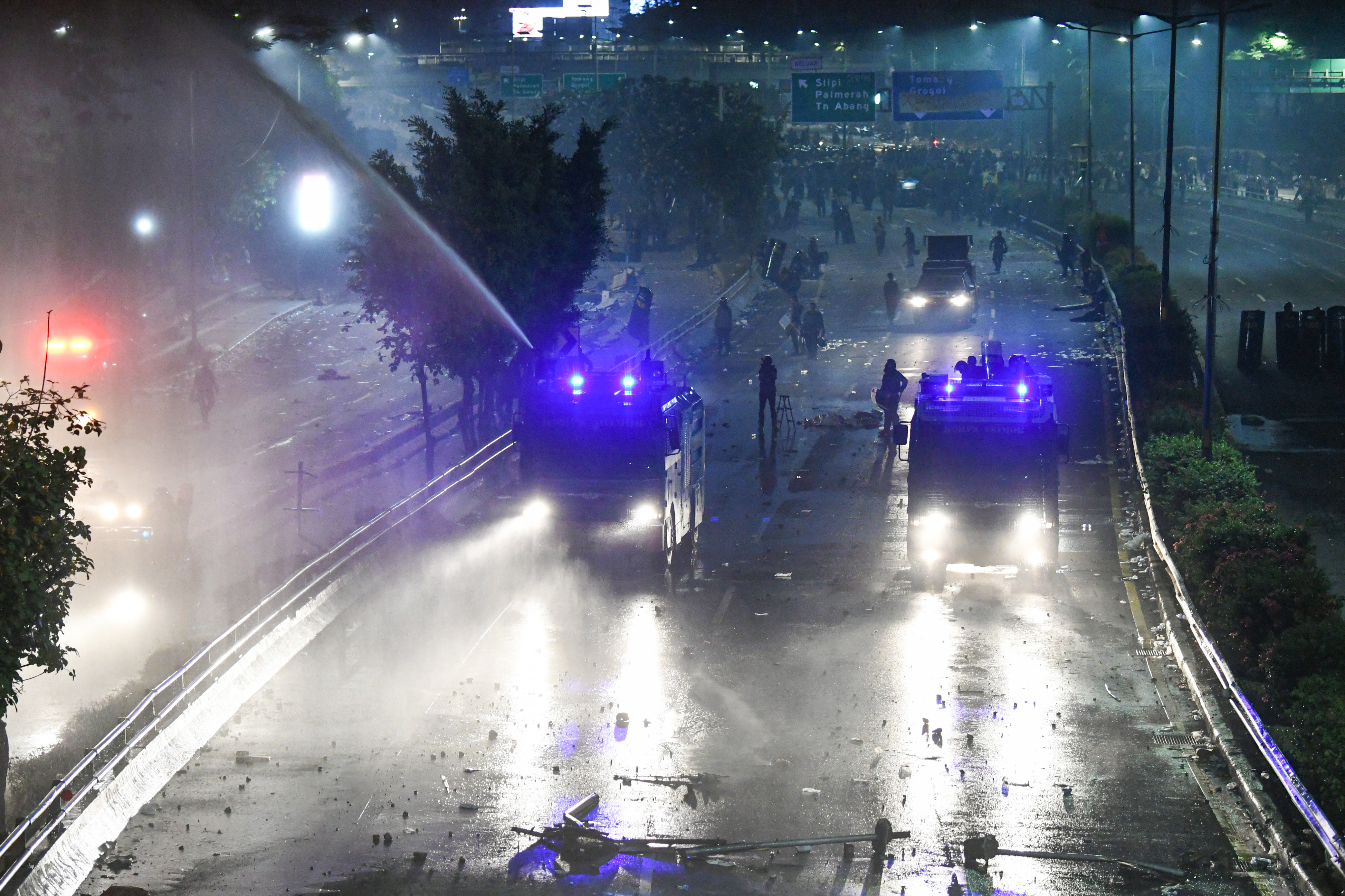  Polisi dengan dua mobil water canon berusaha mengurai massa mahasiwa di Jakarta, Selasa (24/9)
