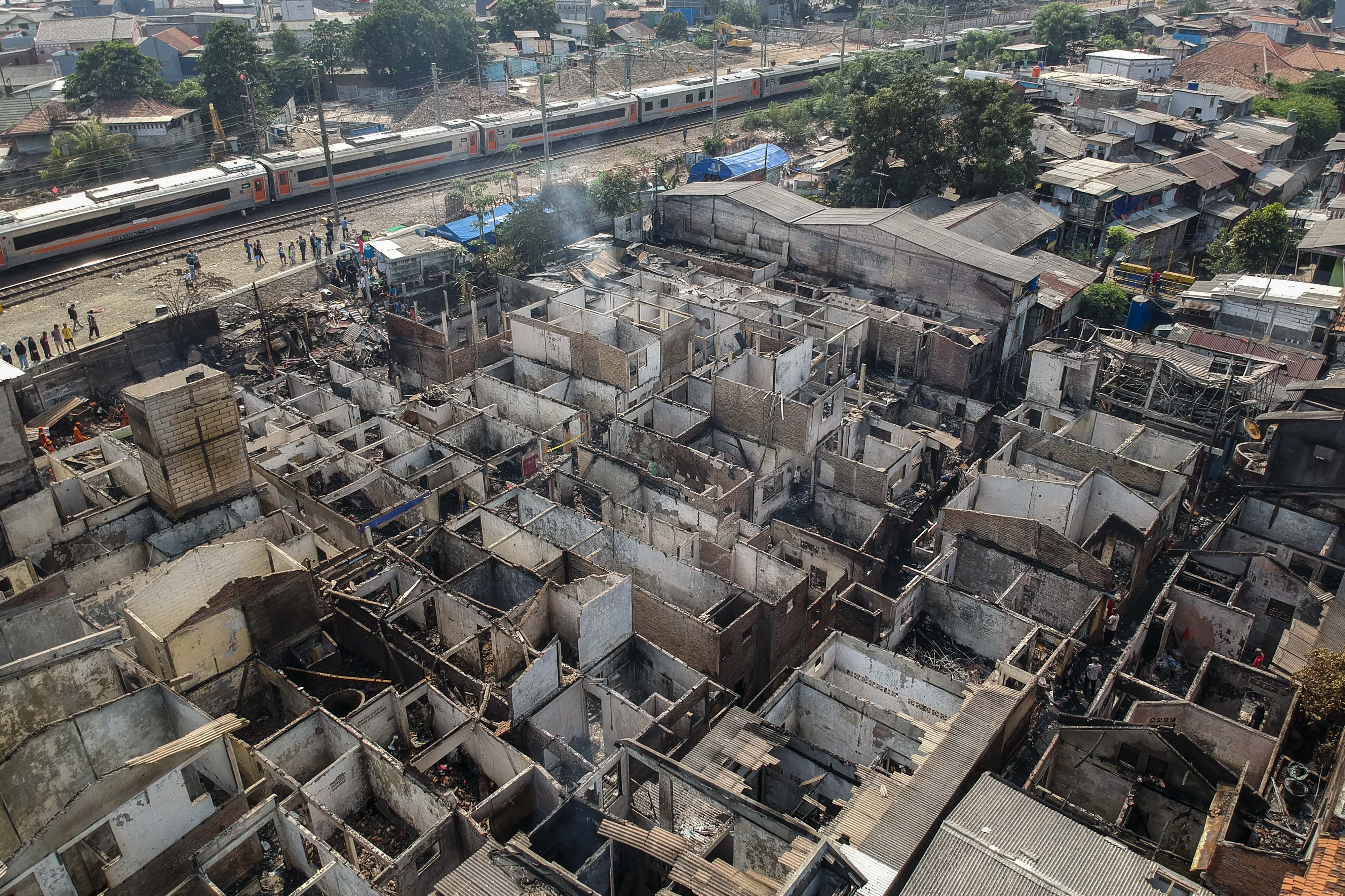 Foto udara rumah-rumah yang terbakar di kawasan Balimester, Jatinegara, Jakarta.