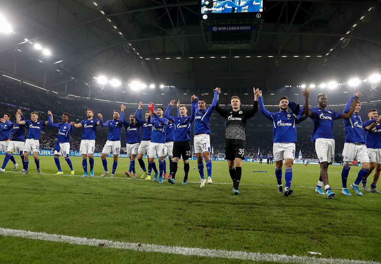 Para pemain Schalke menyapa para pendukung mereka usai menang atas Mainz di laga Bundesliga.