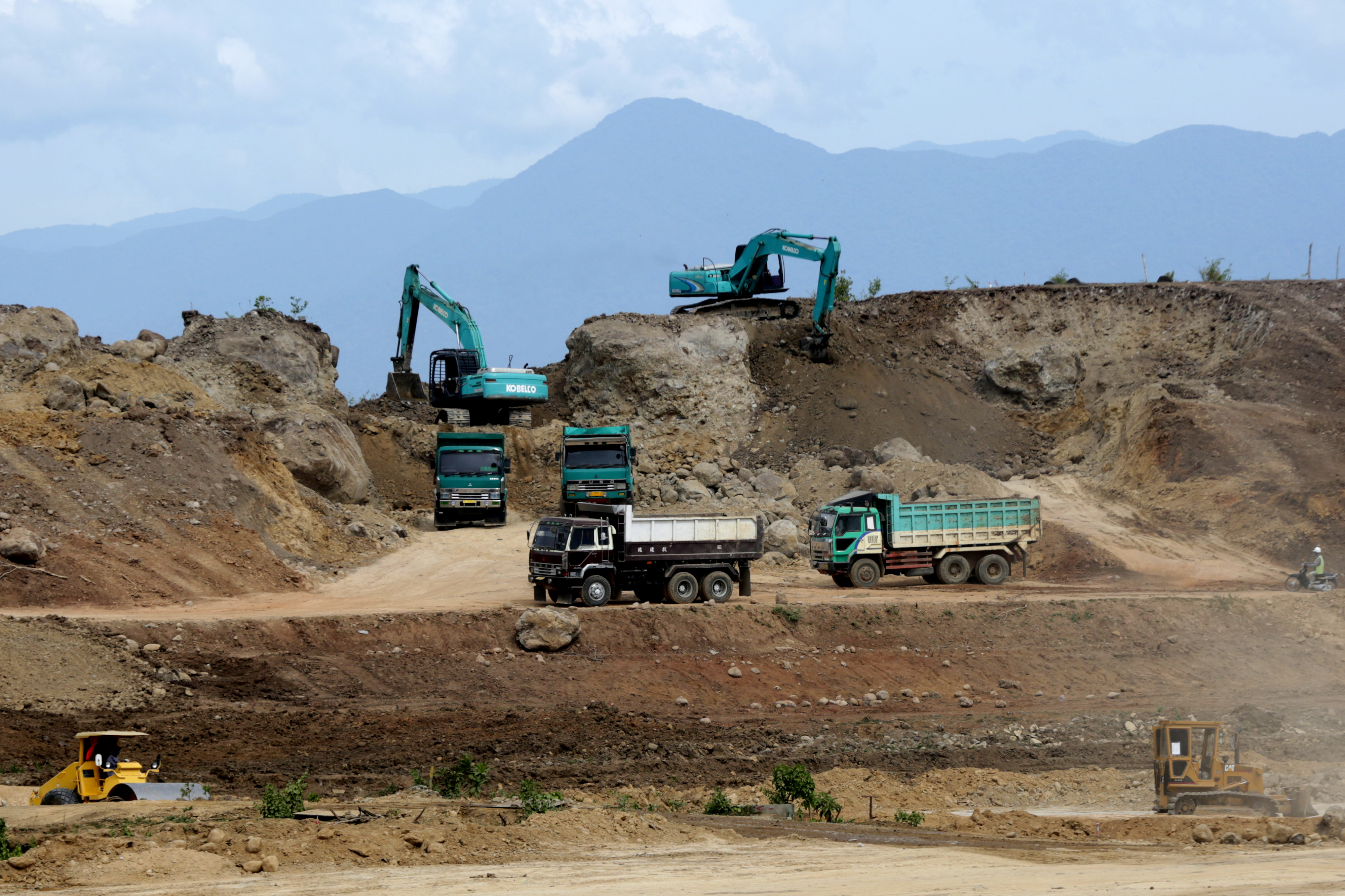 Para pekerja beraktivitas dengan alat berat mengerjakan jalan tol Banda Aceh - Sigli di kawasan Montasik, Aceh Besar.