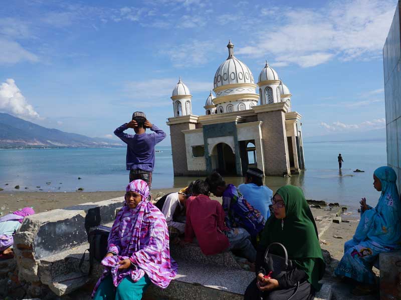 Sejumlah warga mengunjungi masjid yang rusak akibat gempa bumi dan tsunami di Palu, Sulawesi Tengah, Sabtu (28/9/2019)