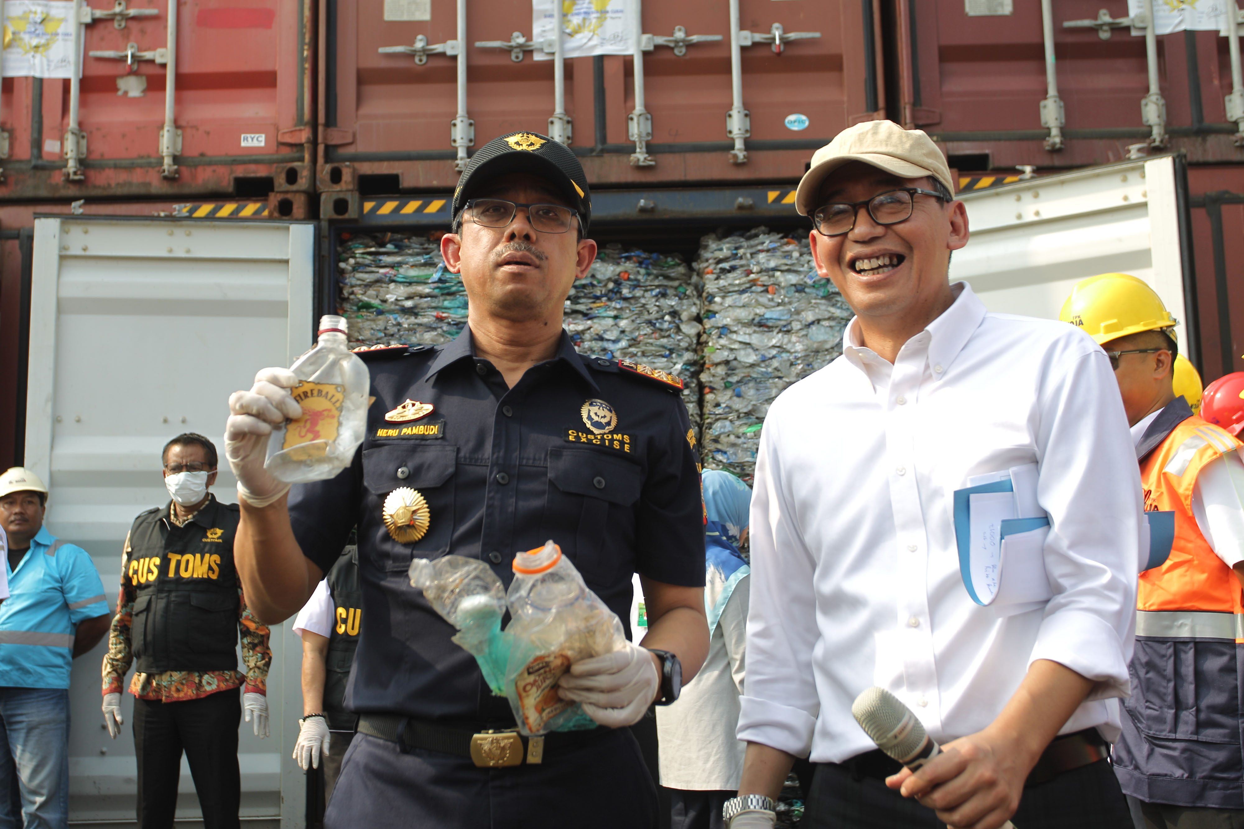 Dirjen Bea Cukai Heru Pambudi (kiri) menunjukkan sampah limbah B3 di Terminal Peti Kemas Koja, Jakarta, Rabu (18/9/2019). 