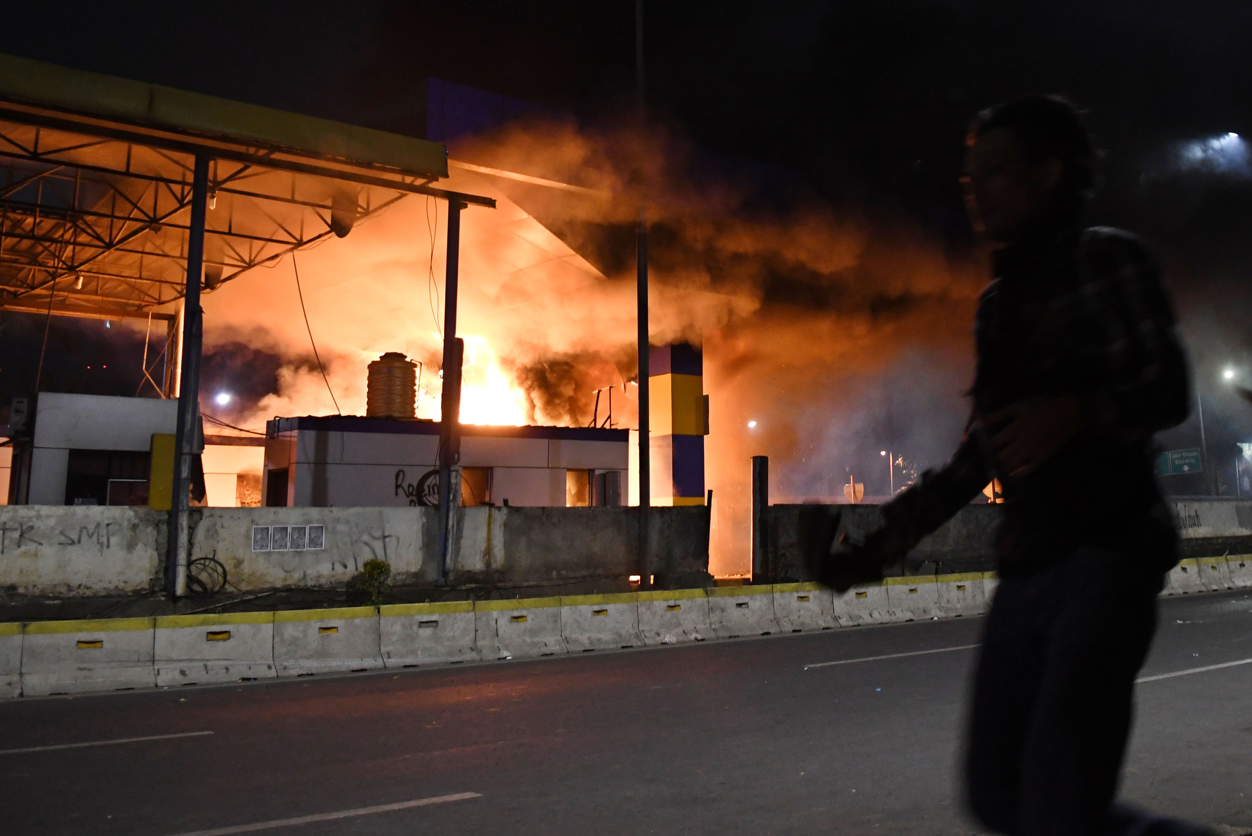 Gerbang Tol Pejompongan tol dalam kota, dibakar massa, di Jakarta, Selasa (24/9).