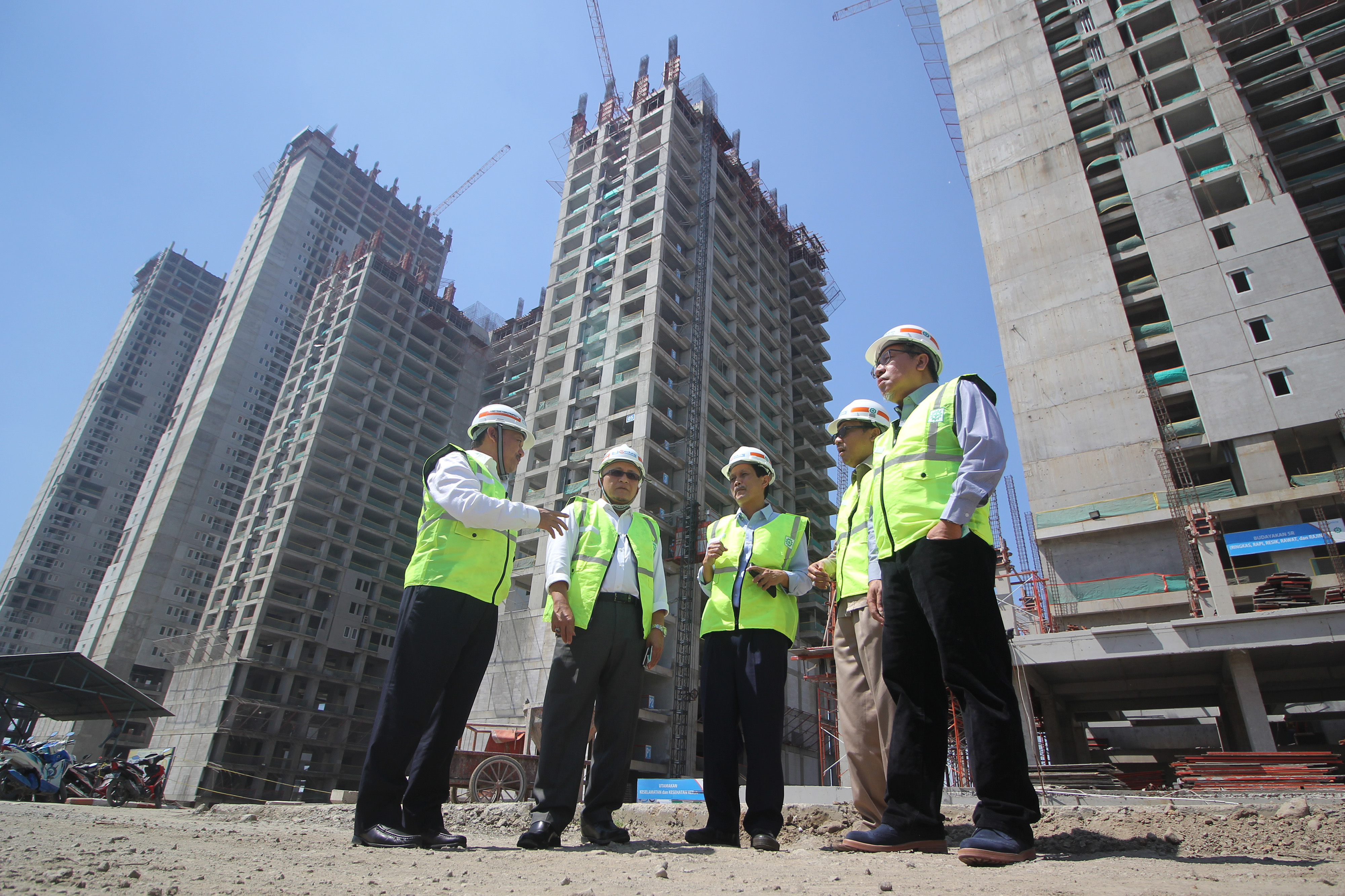 PEMBANGUNAN PROYEK CBD SURABAYA: Direktur Utama PT Wijaya Karya Bangunan Gedung (Wika Gedung) Nariman Prasetyo (kiri) 