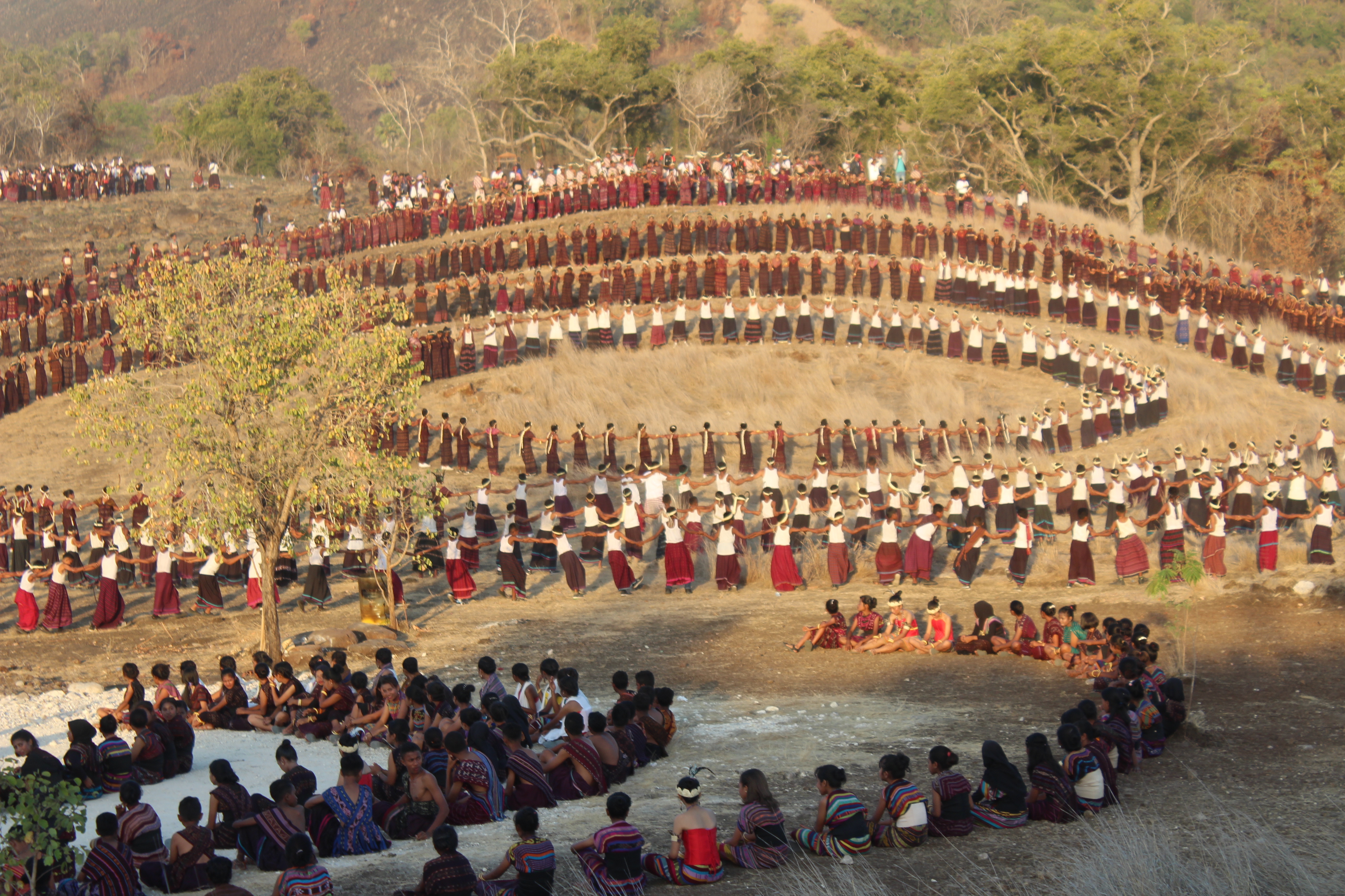 Puncak Festival Tiga Gunung Berlangsung Meriah, Ribuan Penari Menari Di Bukit Gundul