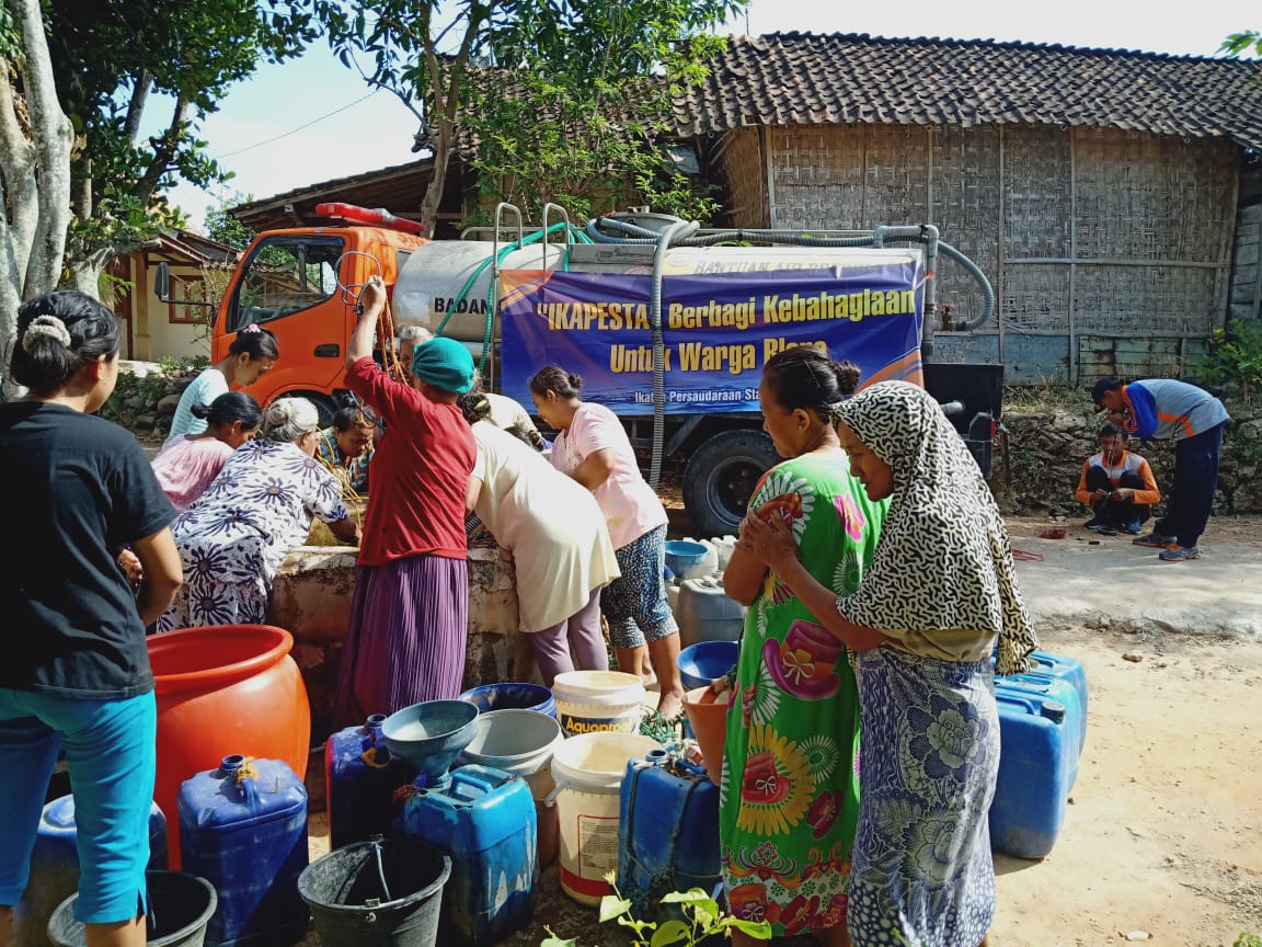 Warga menerima bantuan air bersih dari  Ikatan Pegawai dan Staf Sekretariat Daerah (IKAPESTA) Kabupaten Blora. 