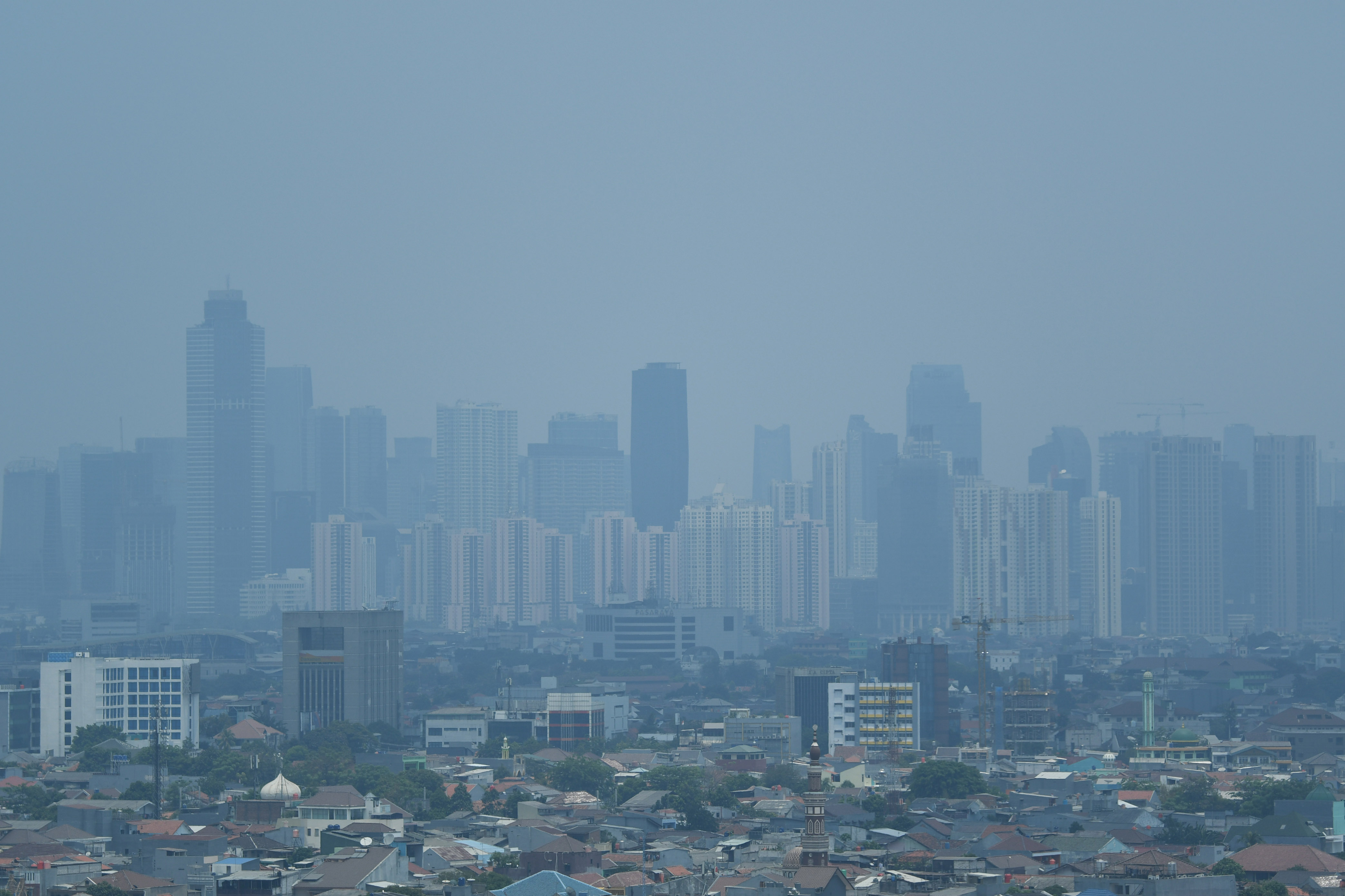 Kabut polusi udara menyelimuti kawasan Jakarta