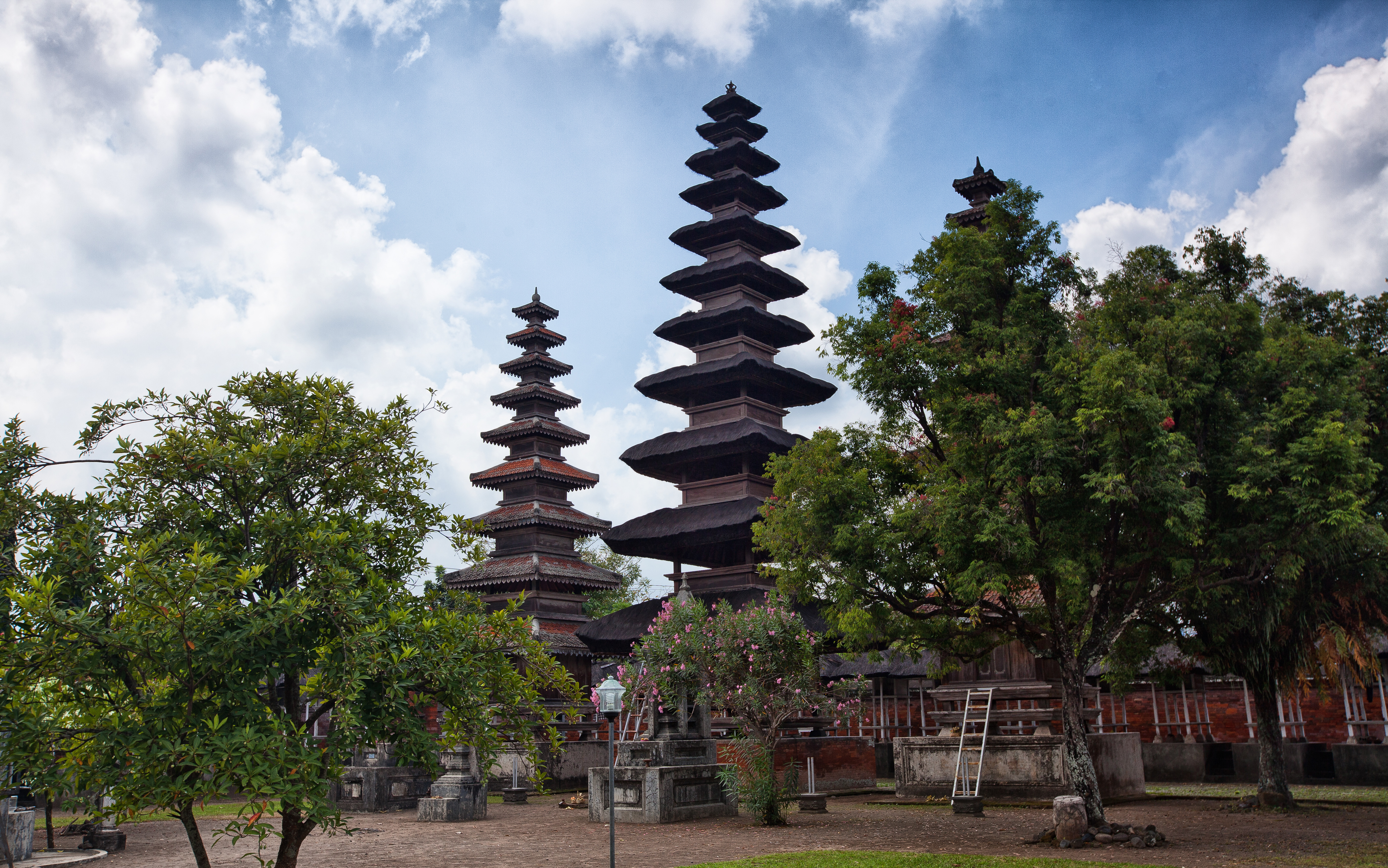 Pura Meru terletak di pusat bisnis Cakranegara, Kota Mataram.