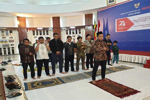 Salat gaib untuk almarhum BJ Habibie di KBRI Addis Ababa, Ethiopia, Jumat 13 September 2019. 