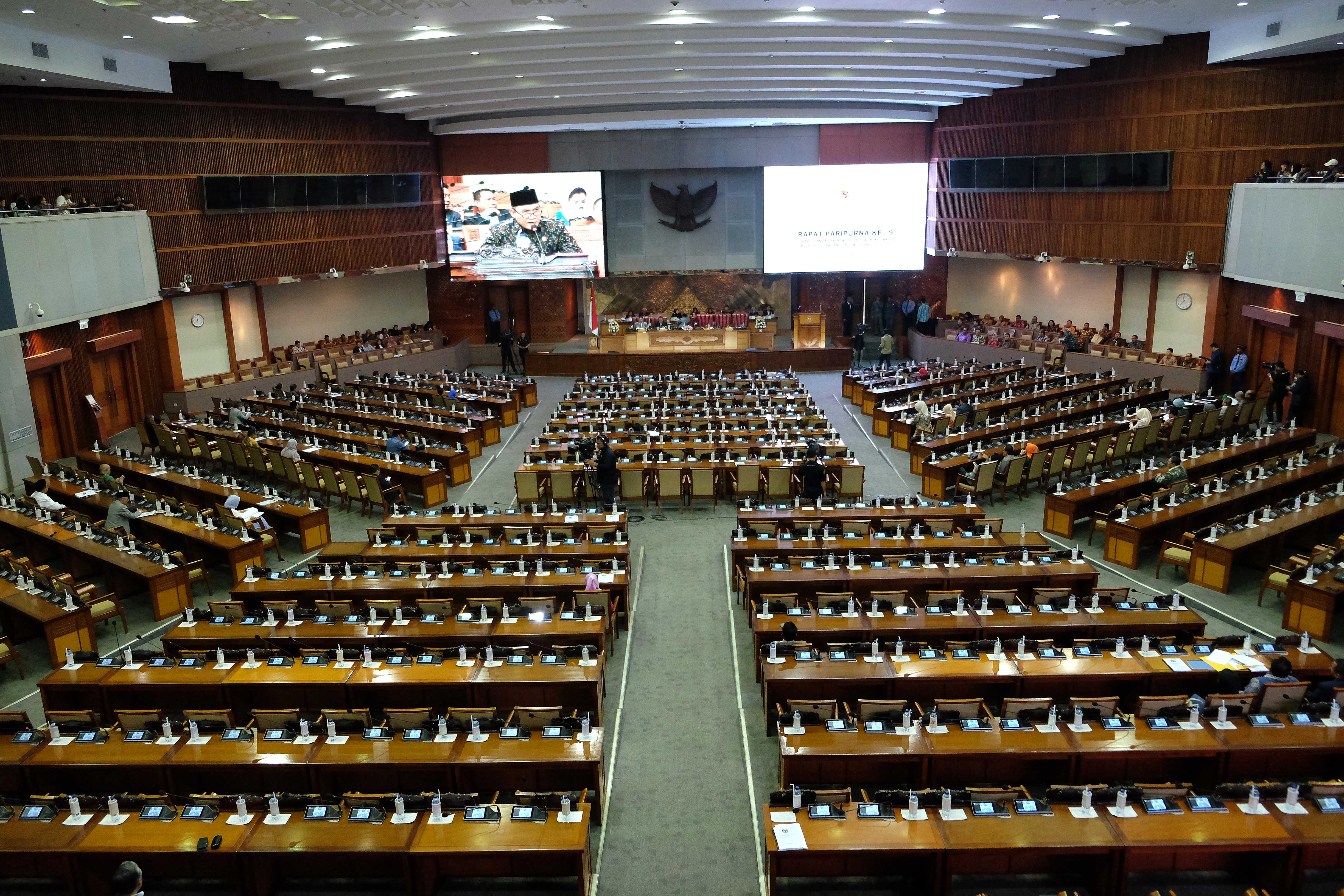Suasana rapat paripurna DPR di Gedung Nusantara II, Kompleks Parlemen Senayan, Jakarta, Selasa (17/9). 