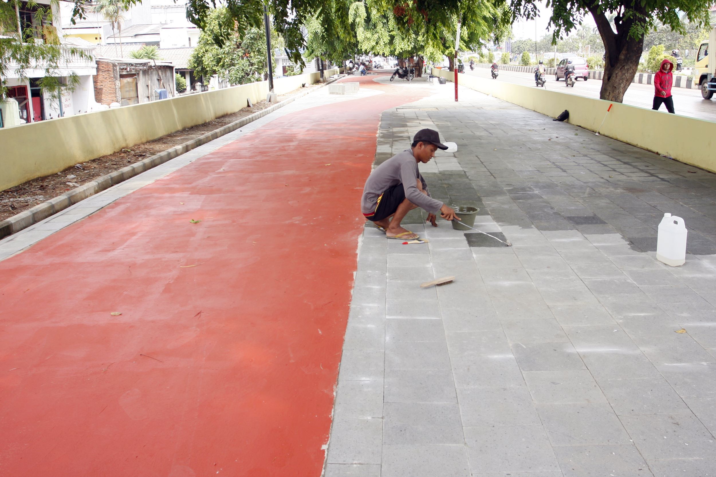 Sejumlah pekerja menyelesaikan proyek pelebaran trotoar di sepanjang kawasan Kalimalang, Bekasi, Kamis (10/12).