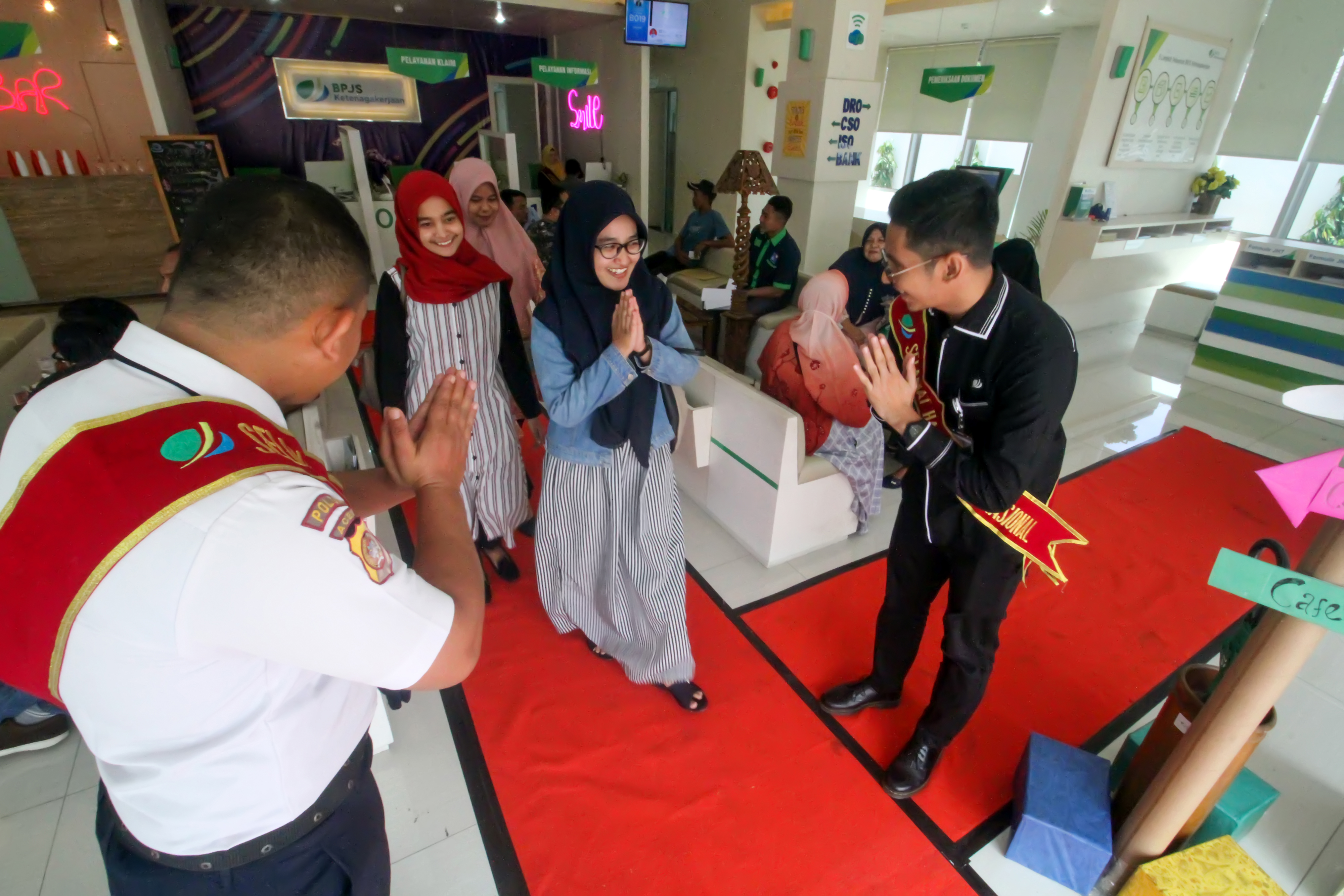 BPJS Ketenagakerjaan mengucapkan salam kepada peserta BPJS di kantor BPJS Ketenagakerjaan Lhokseumawe, Aceh, Rabu (4/9).
