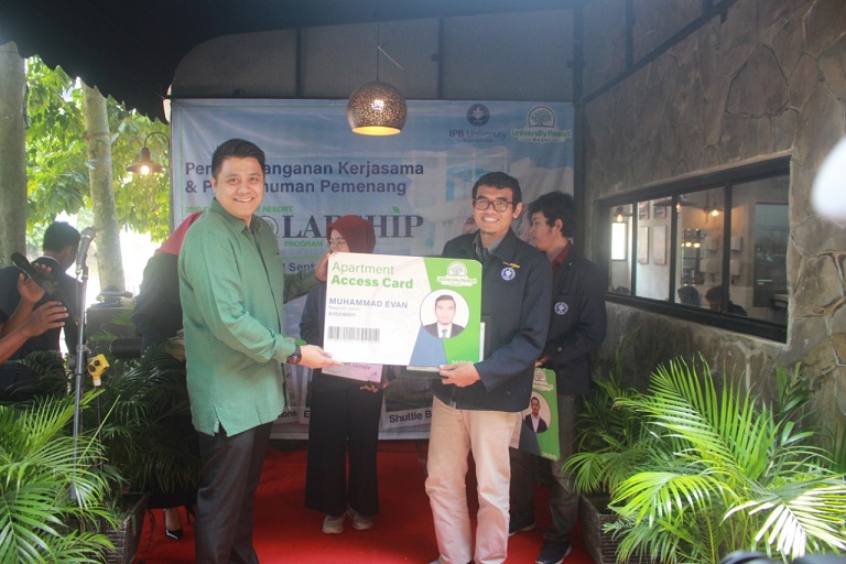 Managing Director PT Prima Permata Agung Rio Purnomosidi menyerahkan beasiswa kepada salah seorang mahasiswa IPB.