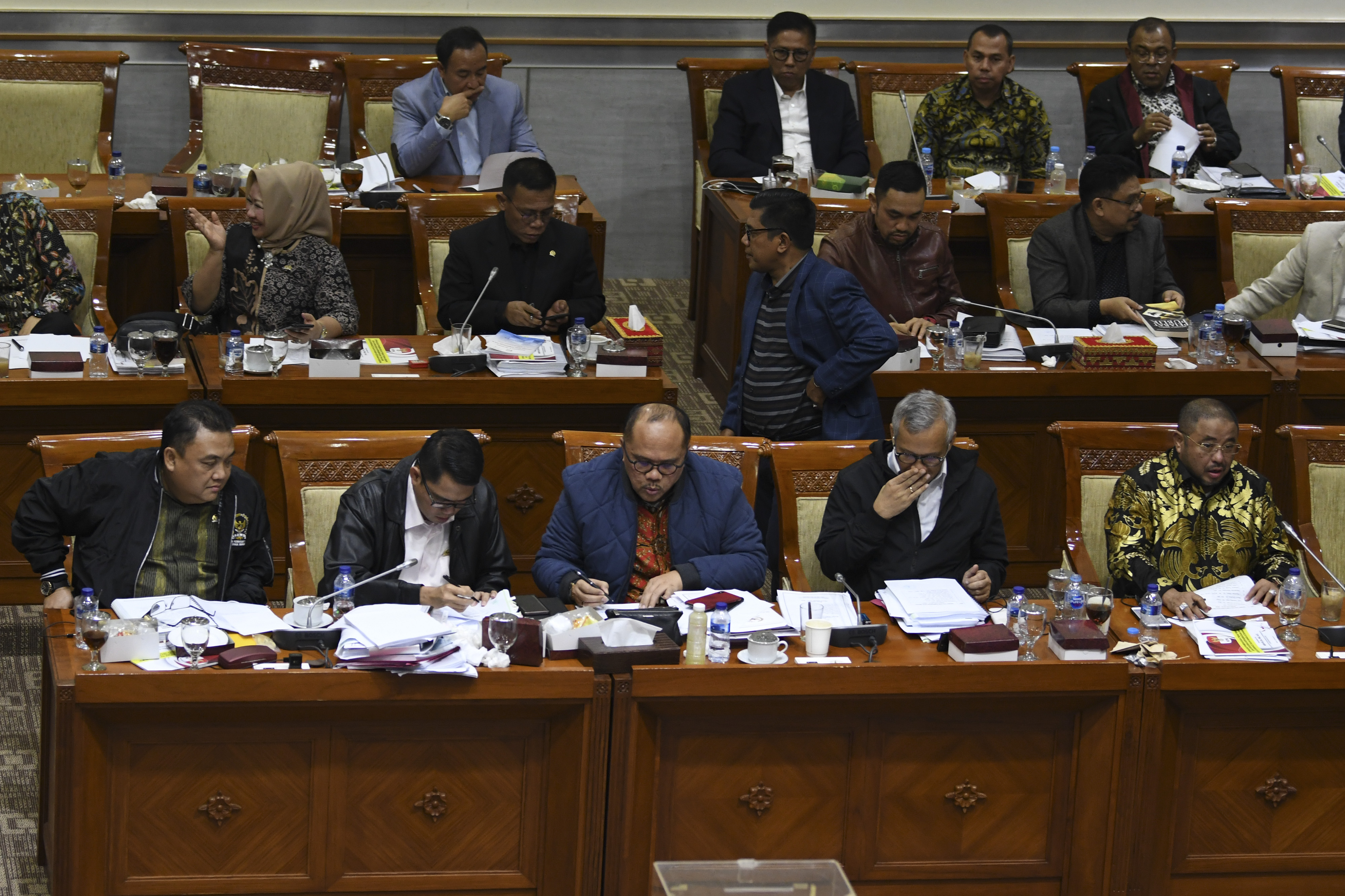  Anggota komisi III DPR melakukan voting saat proses pemilihan calon Pimpinan KPK di Komisi III, komplek Parlemen, Senayan, Jakarta.