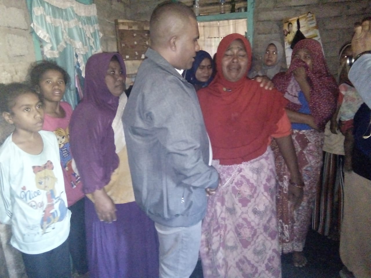 Wakil Bupati Flores Timur Agustinus Payong Boli mengunjungi keluarga korban tabrakan KM Fantasi Express 8, Sabtu (31/8).