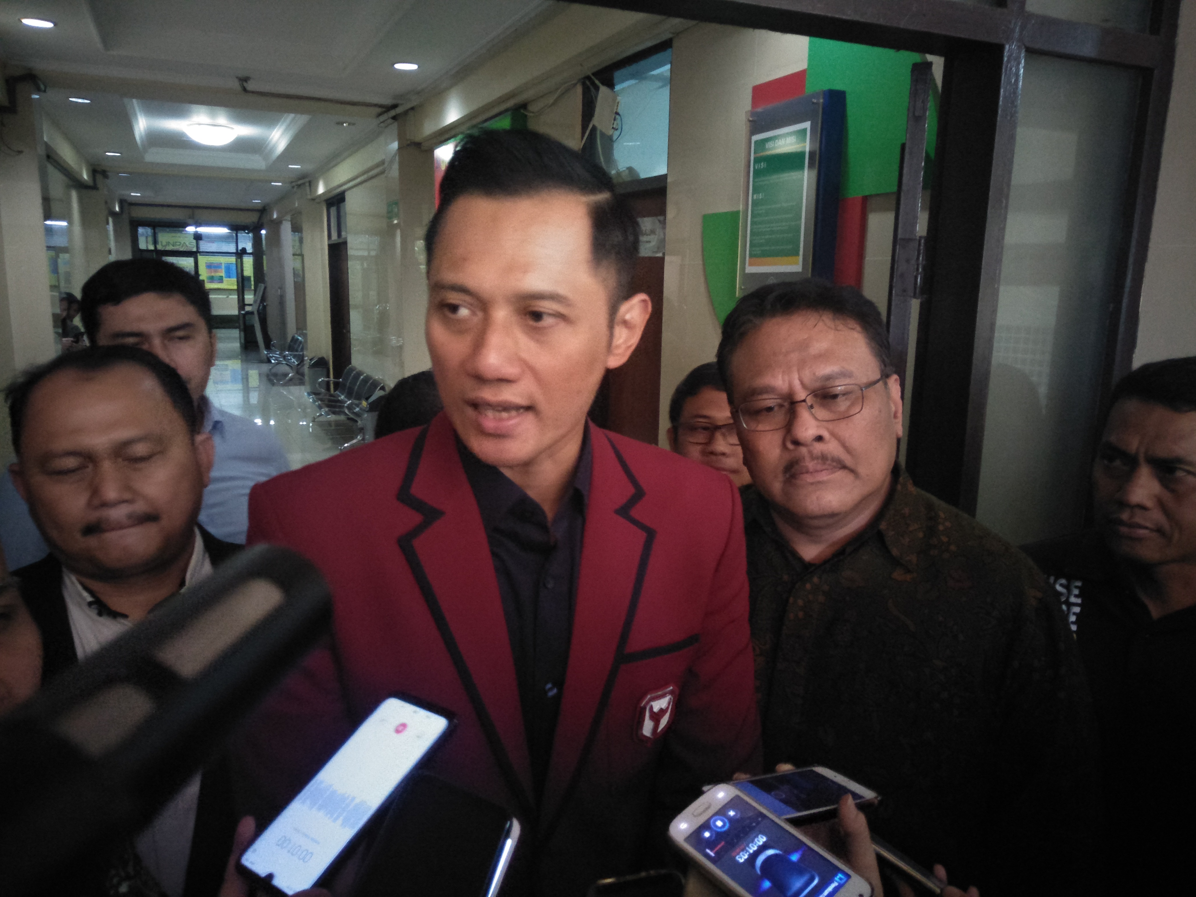 Ketua Kogasma Partai Demokrat Agus Harimurti Yudhoyono usai memberi materi di Unpas Bandung