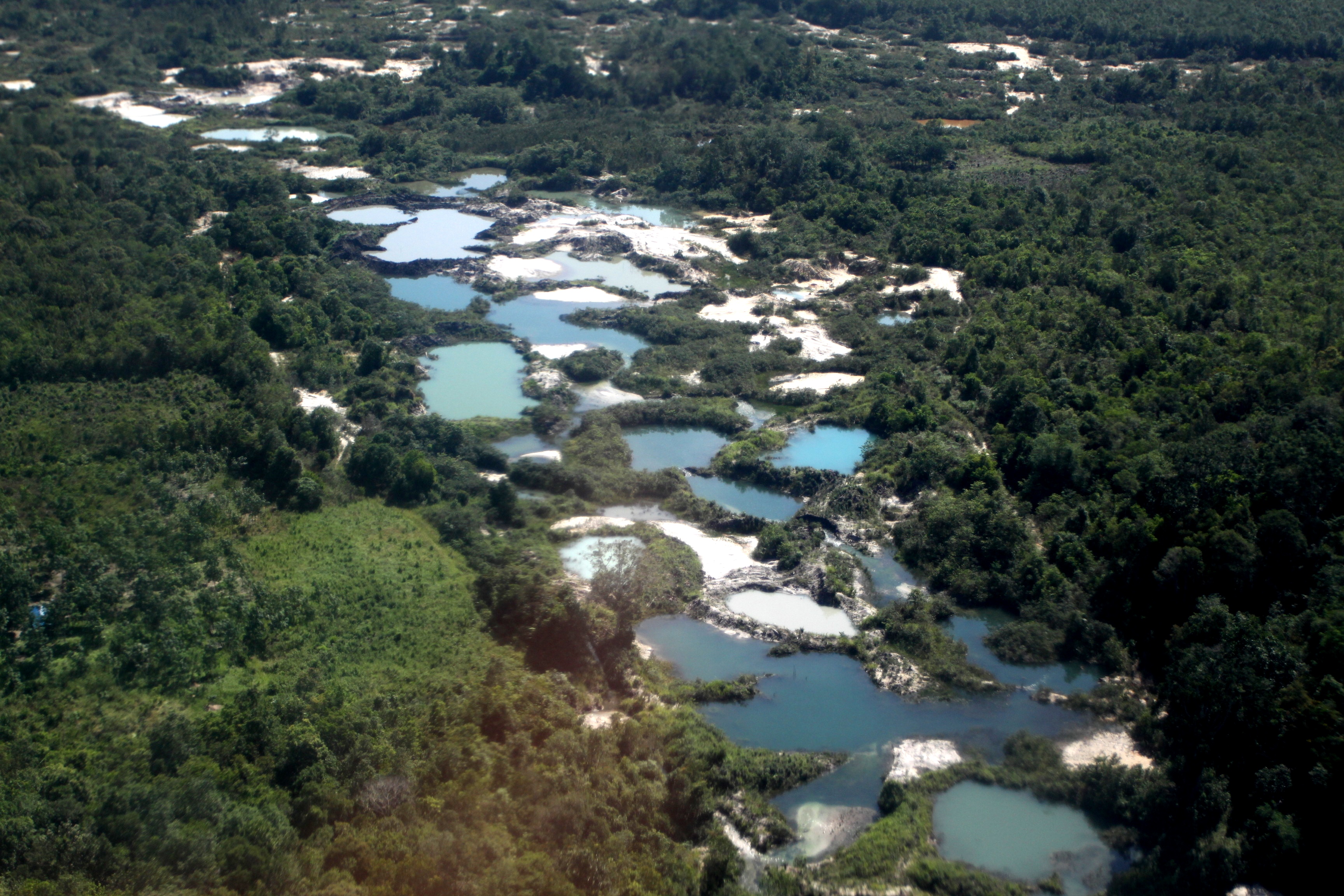 Areal bekas penambangan dan areal hutan Pulau Belitung yang rusak akibat perambahan hutan untuk penambangan.