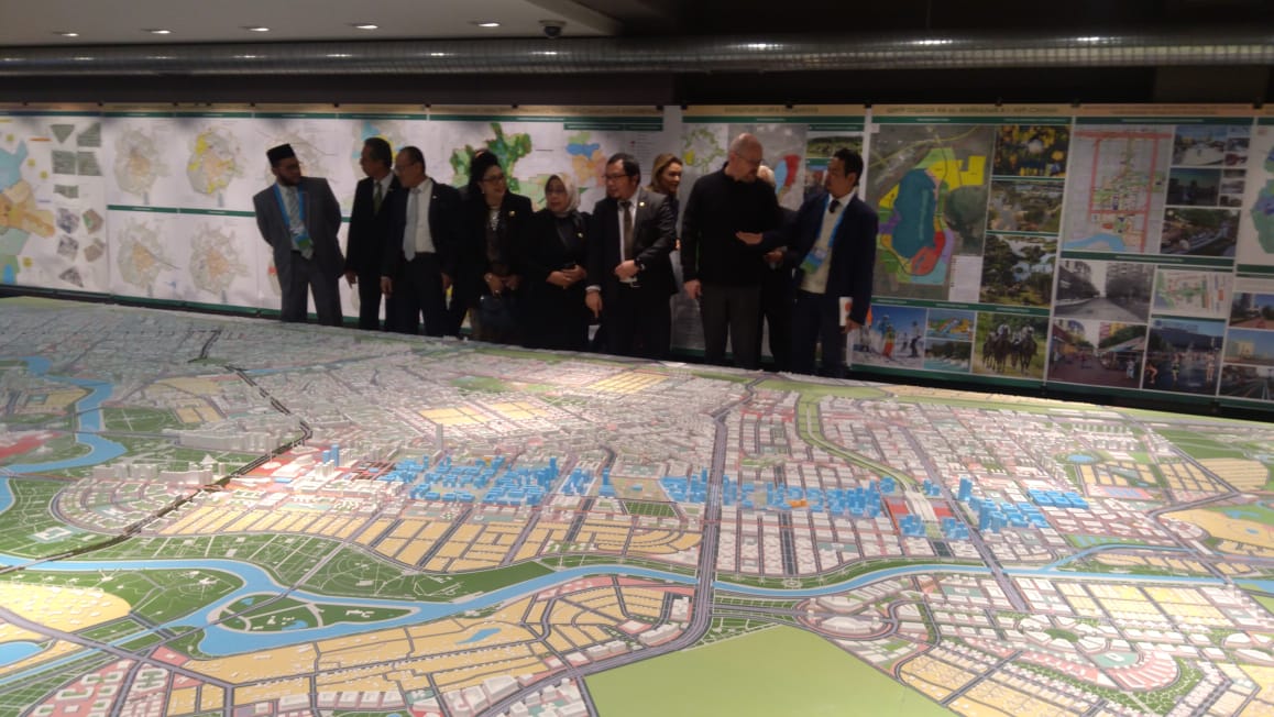 Wakil ketua DPD Darmayanti Lubis (tengah) mendapat penjelasan soal denah Nur Sultan dari Director of Astanagenplan Arseniy Dirozhkov.