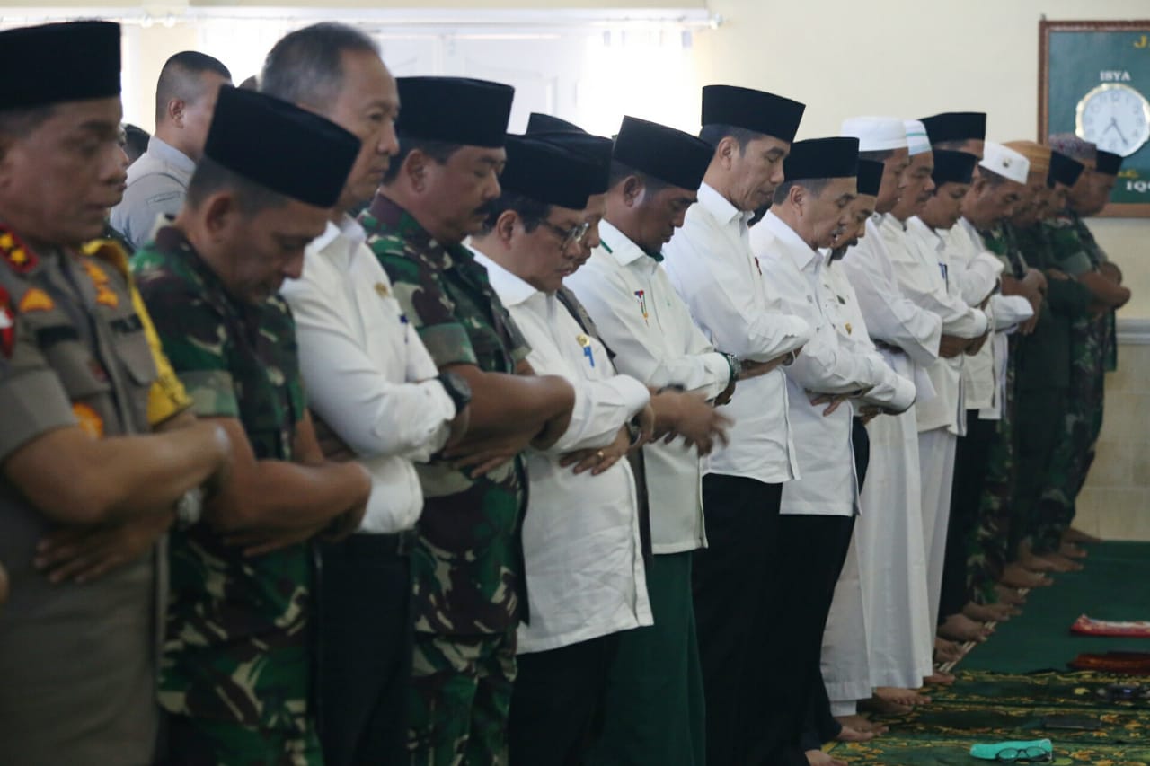 Presiden Joko Widodo (tengah) menjalankan Salat Istiqa sebelum meninjau Karhutla di Riau.