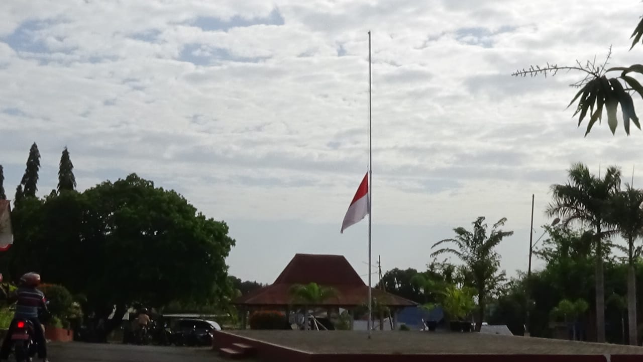 Pengibaran bendera Merah Putih setengah tiang di depan kantor Pemkab Flores Timur, Kamis (12/9)