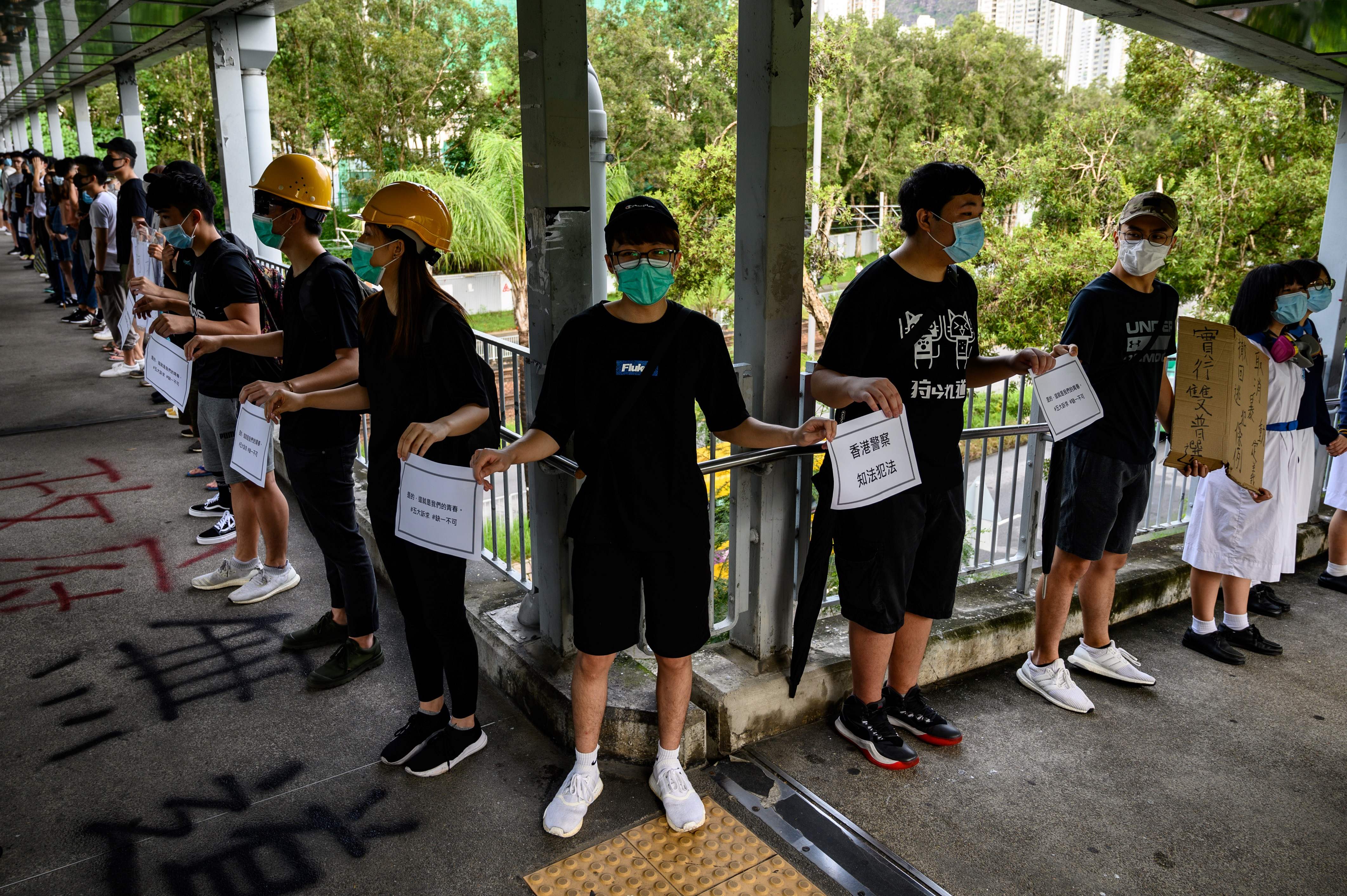 Pelajar dan alumni SMU di Hong Kong melakukan aksi membentuk rantai manusia menolak RUU Ekstradisi