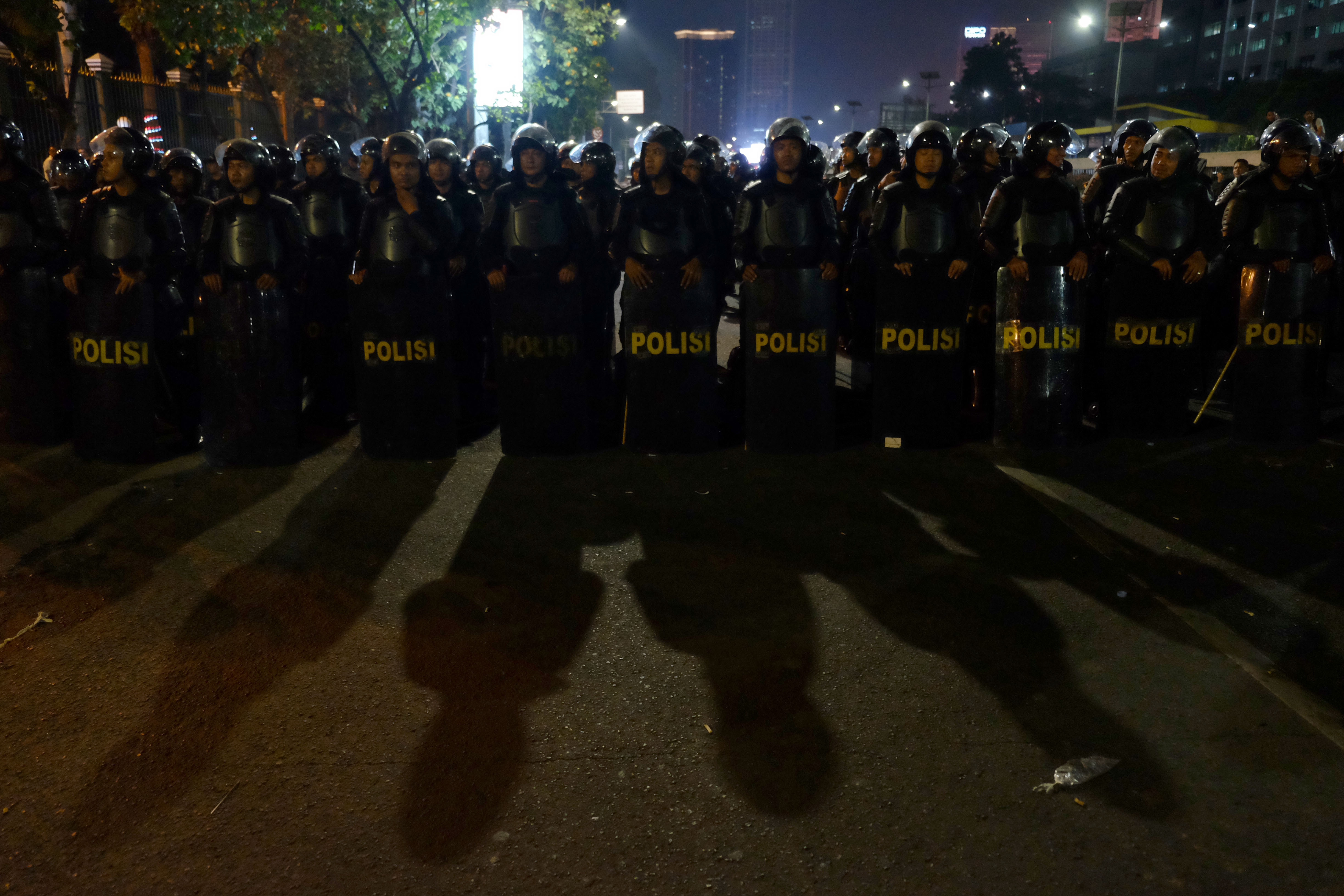 Polisi berjaga di sekitar gedung DPR/MPR saat demonstrasi mahasiswa 