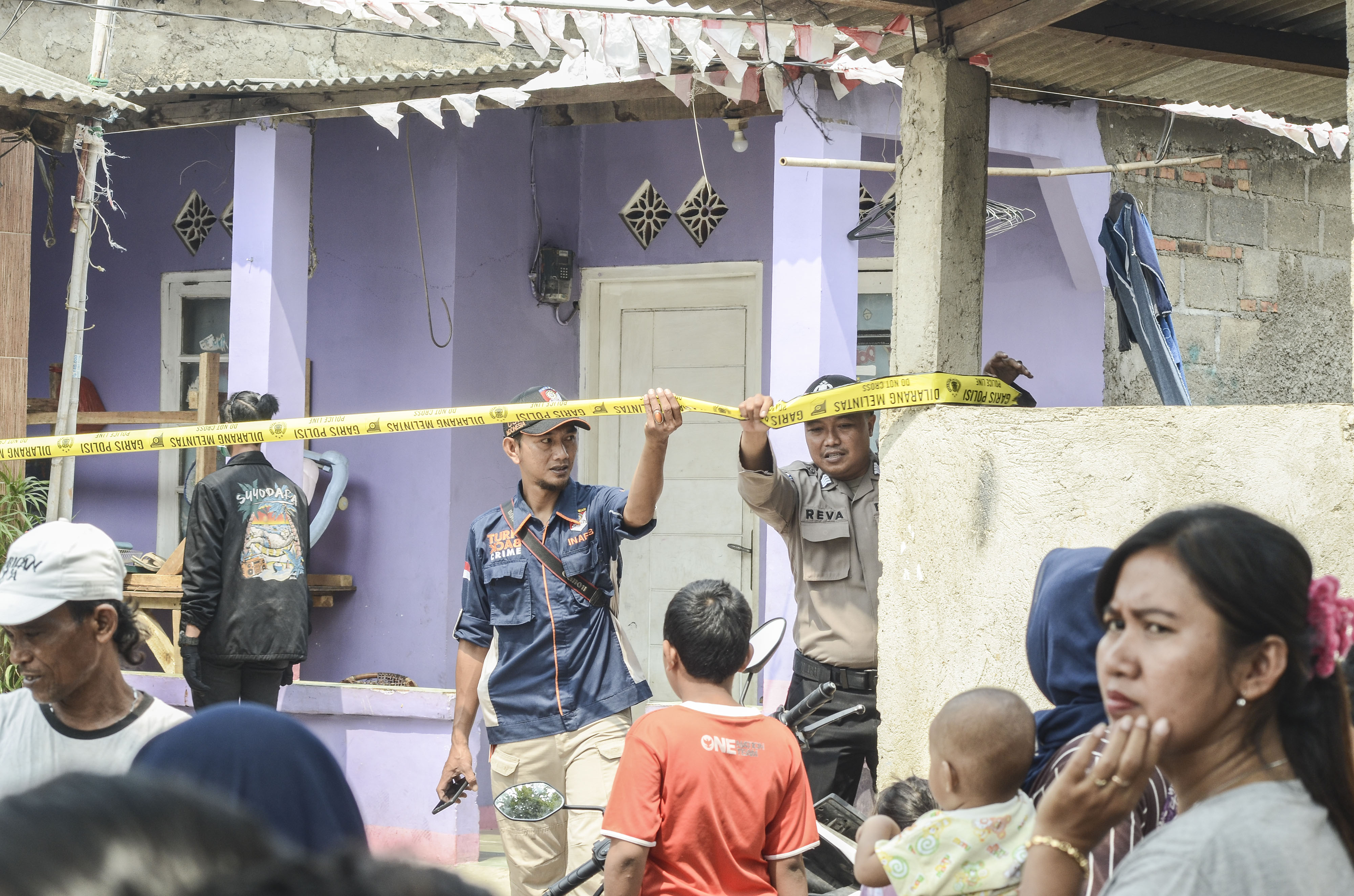 Aparat kepolisian mengamankan kontrakan pasutri terduga teroris di Bekasi