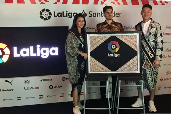 Delegasi LaLiga Global Network Indonesia Rodrigo Gallego (tengah) berpose usai peresmian LaLiga Musim 2019/2020 di Jakarta, Selasa (3/9/2019