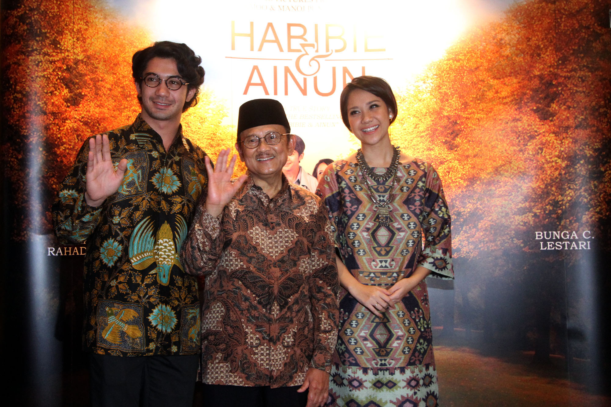 Aktor Reza Rahadian, mantan presiden RI BJ Habibie, dan Bunga Citra Lestari saat pemutaran perdana film Habibie & Ainun, beberapa waktu lalu