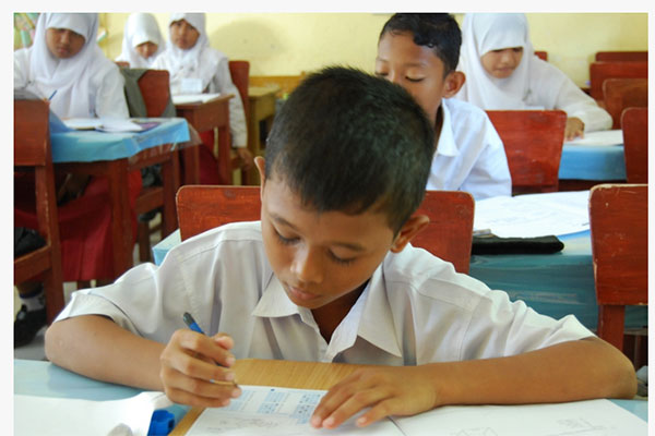 DANA BOS TERTAHAN Aktivitas murid Sekolah Dasar (SD) di Kabupaten Pidie, saat proses belajar mengajar.  