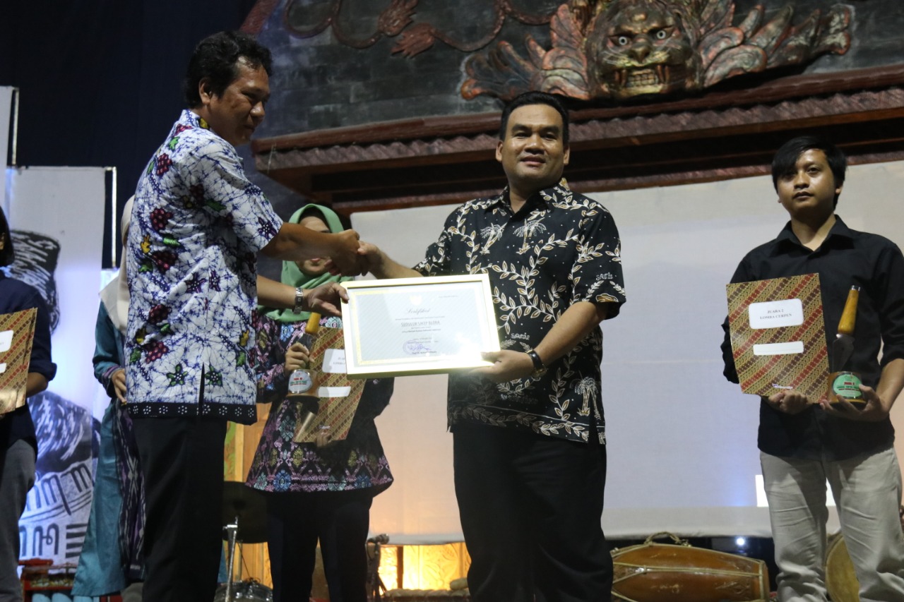 Wakil Bupati Blora Arief Rohman (kanan) menerima sertifikat Samin sebagai Warisan Budaya.