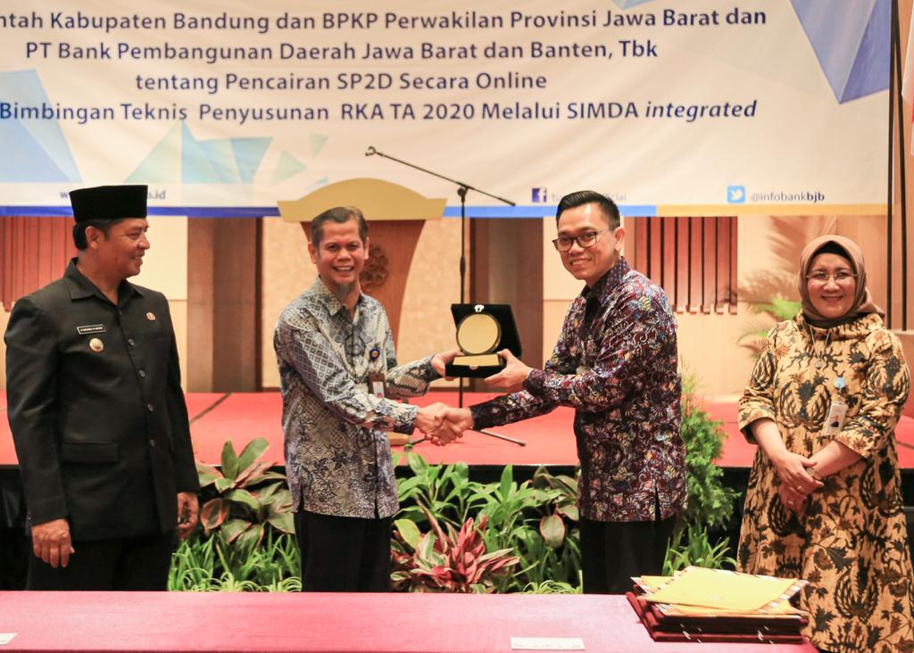 Nota kesepahaman kerja sama tentang Surat Perintah Pencairan Dana (SP2D) Online di Ballroom Sahid Sunshine Hotel, Soreang, Bandung.