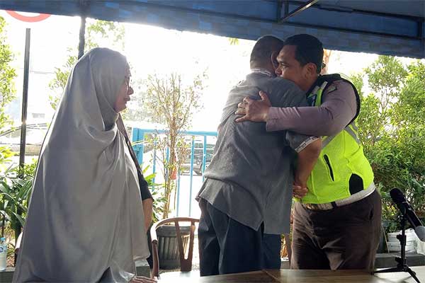 Taipudin (kiri) meminta maaf pada Bripka Eka Setiawan (kanan). 