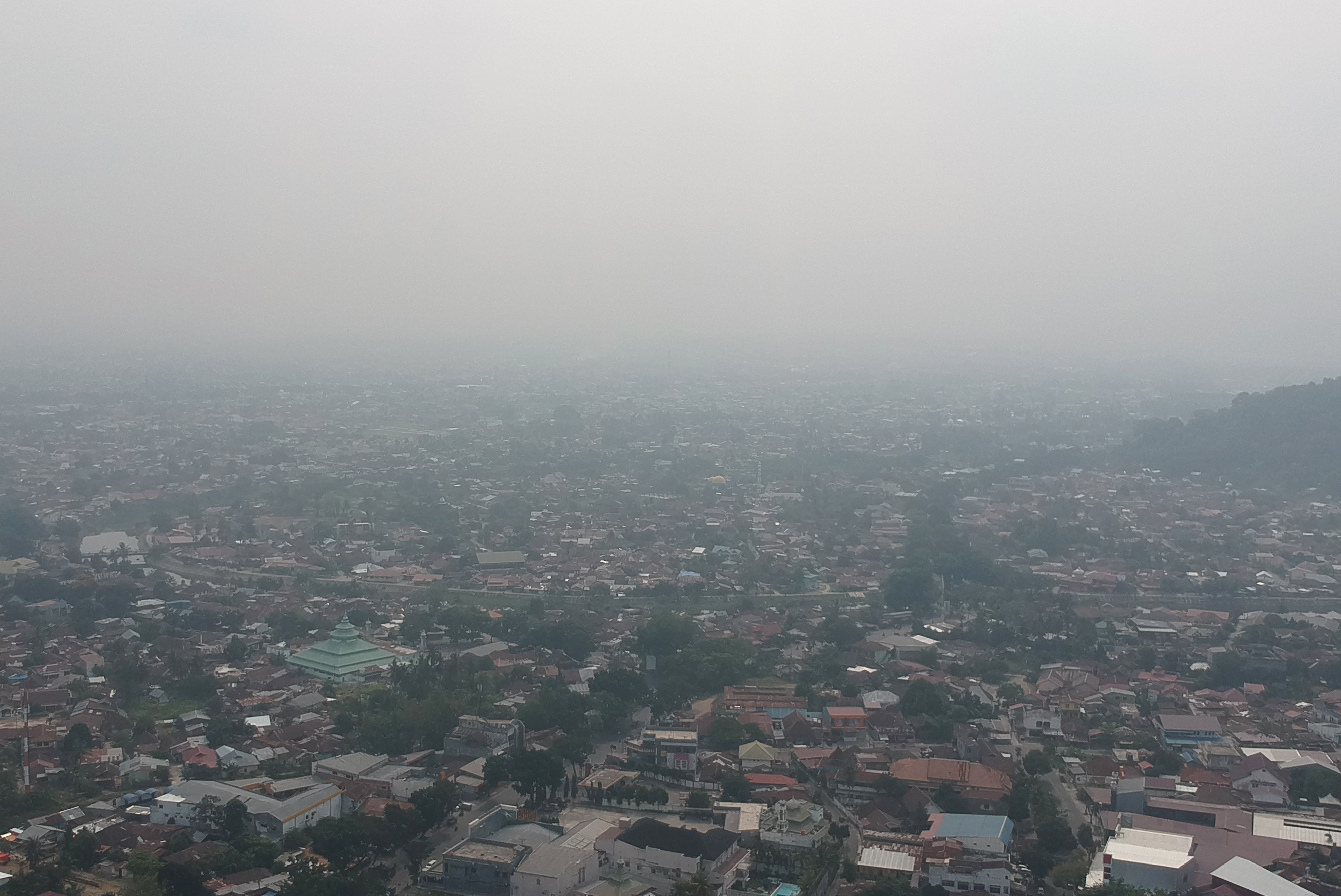 Foto udara suasana kawasan pusat kota yang terpapar kabut asap di Padang, Sumatra Barat, Kamis (18/9).